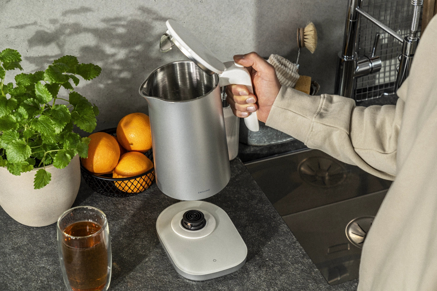 Moderner Wasserkocher PRO 1l in edlem Silber von Zwilling, perfekt für schnelles Erhitzen und stilvolle Kücheneinrichtungen.