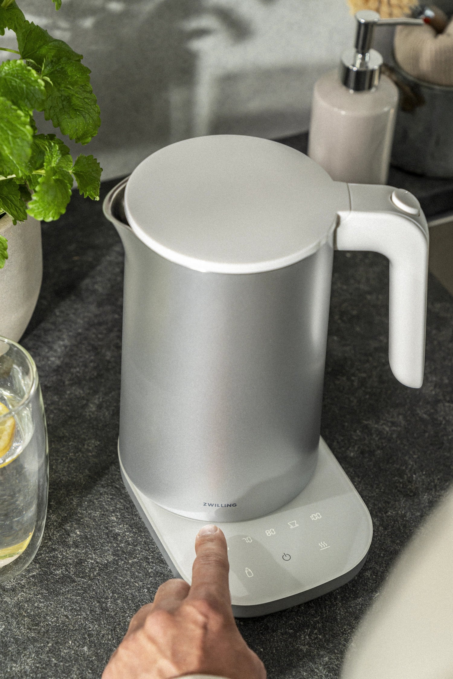 Eleganter Zwilling Wasserkocher PRO 1l in Silber, ideal für effizientes Erhitzen und ein modernes Küchendesign.