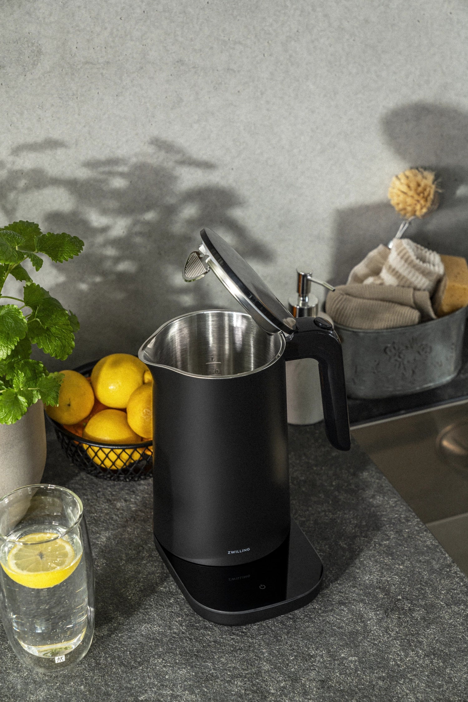 Schwarzer Enfinigy Wasserkocher PRO von Zwilling, 1 Liter, ideal für modernes Kochen und stilvolles Teegenuss-Erlebnis.