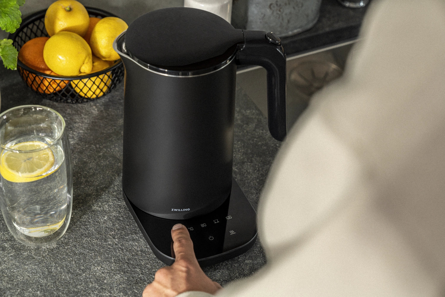 Eleganter Wasserkocher PRO von Zwilling in Schwarz, 1 Liter, perfekt für modernes Kochen und schnelles Erhitzen von Wasser.
