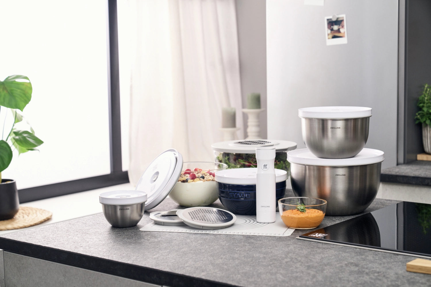 Vakuumschüssel L aus Edelstahl von Zwilling, ideal zum Frischhalten von Lebensmitteln, elegant und funktional für die moderne Küche.