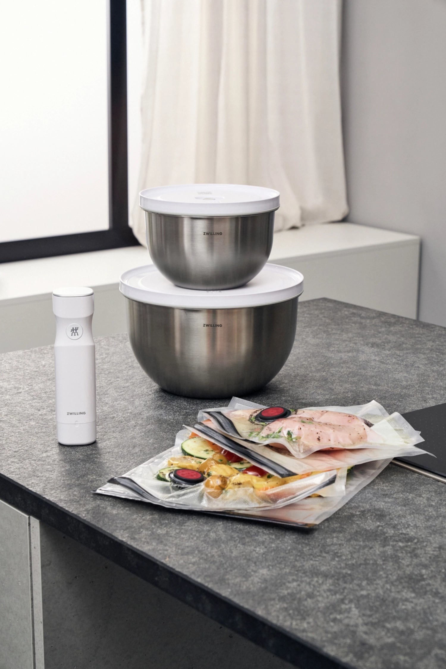 Vakuum Starter Set mit 9 Edelstahlbehältern von Zwilling, perfekt für die schonende Lagerung und Frischhaltung von Lebensmitteln.