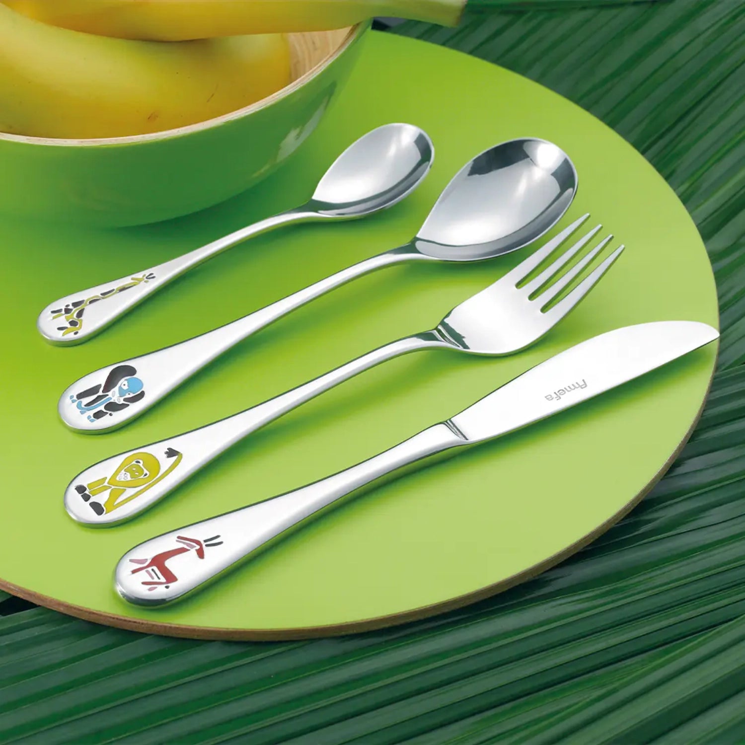 Verspieltes 4-teiliges Kinderbesteck von Amefa im Safari-Design, ideal für Kinder – inklusive Löffel, Gabel, Messer und einer praktischen Tasche.