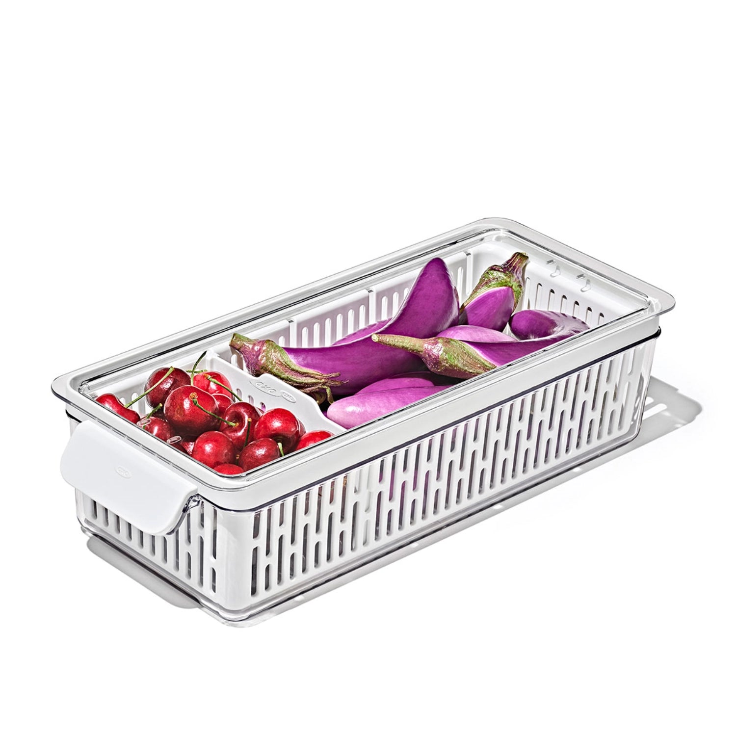 Längliche OXO Good Grips Produce Saver Frischhaltebox (37.6x15.1x9.1cm) zur optimalen Aufbewahrung von frischem Obst und Gemüse.