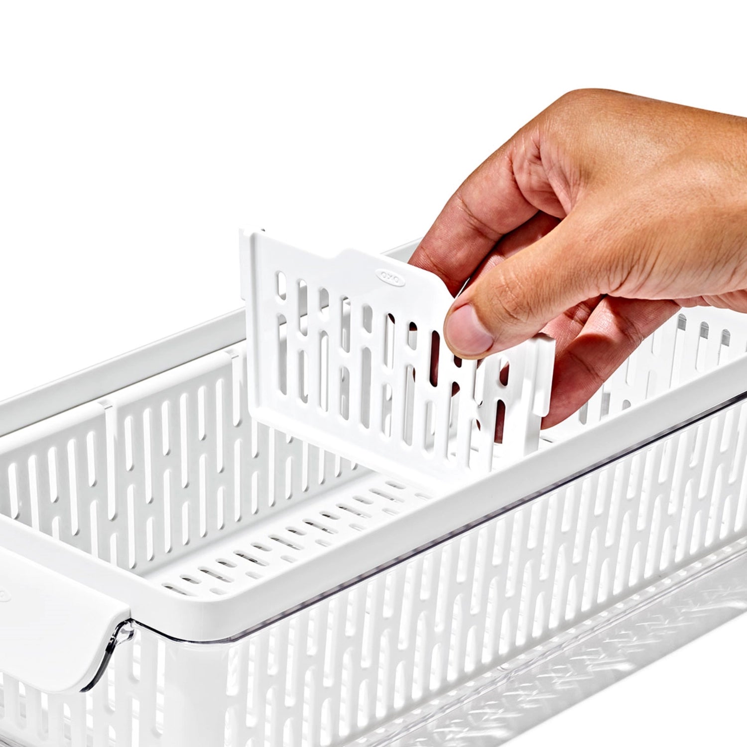 Längliche OXO Good Grips Produce Saver Frischhaltebox (37.6x15.1x9.1cm) zur idealen Aufbewahrung und Frischhaltung von Obst und Gemüse.