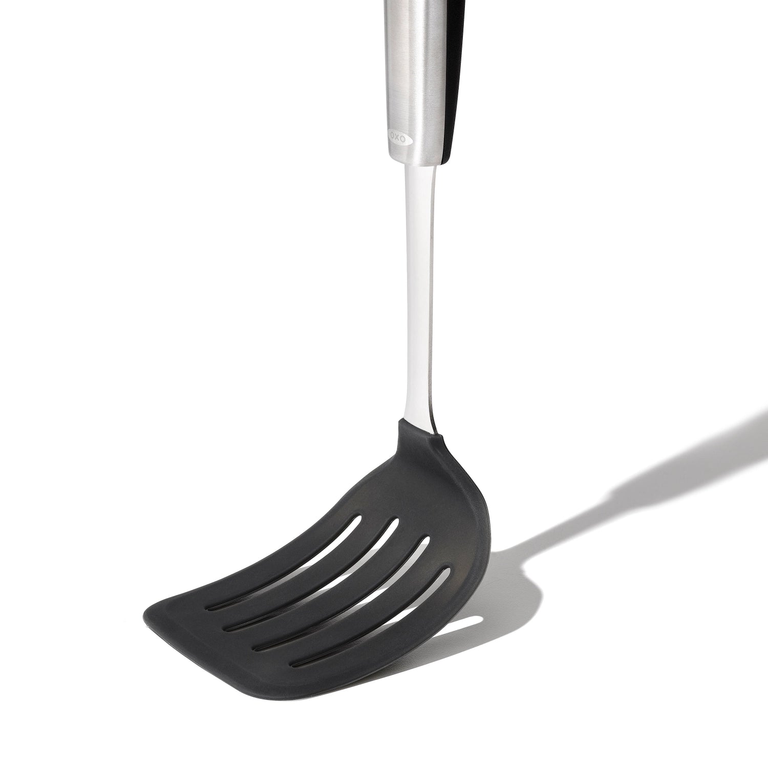 Hochwertiger Silikon-Pfannenwender von OXO, perfekt für die Küche, mit rutschfestem Griff und flexibler Kante für müheloses Wenden.