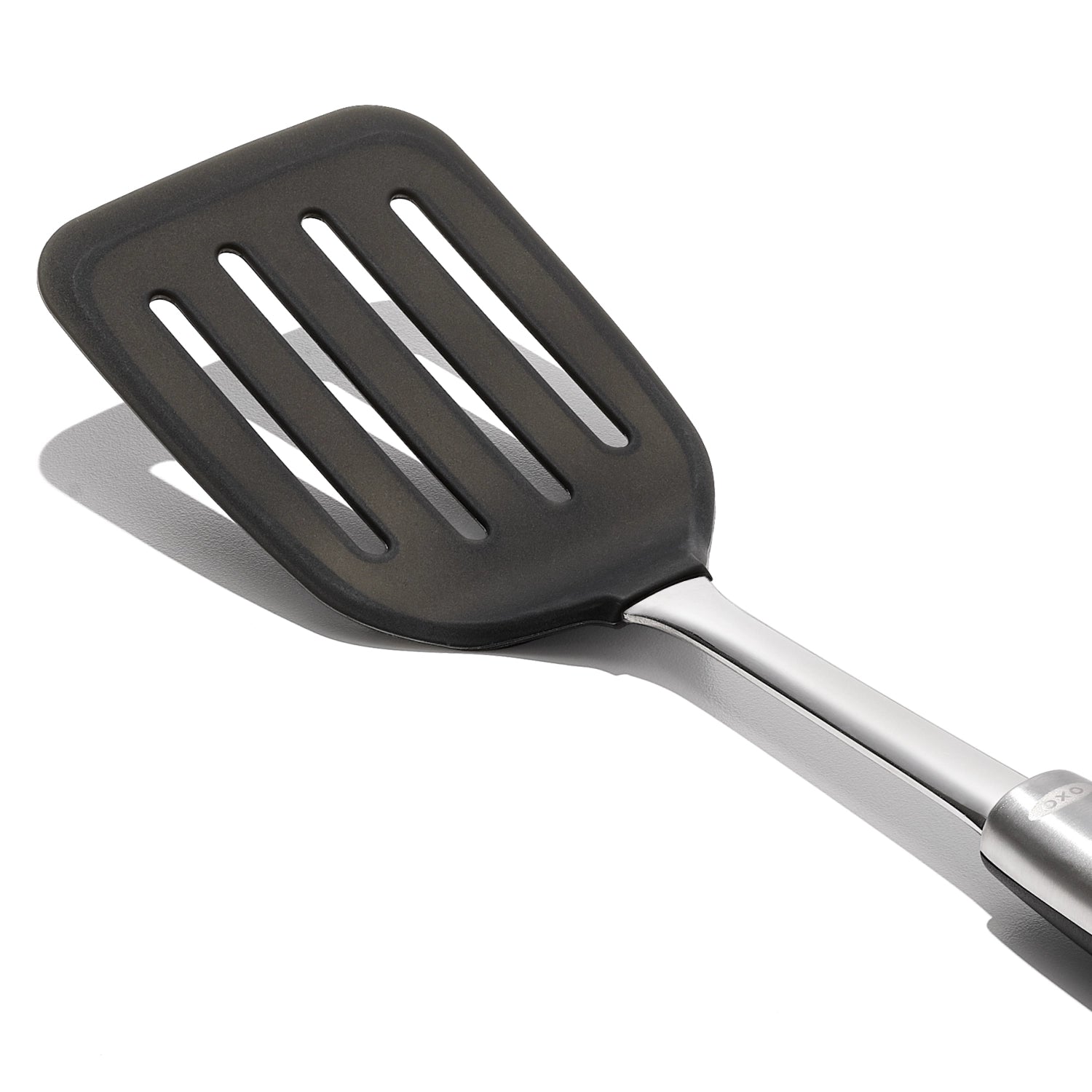 Robuster Pfannenwender aus Silikon von OXO, ideal zum Wenden von Speisen, mit ergonomischem Design und hitzebeständiger Oberfläche.