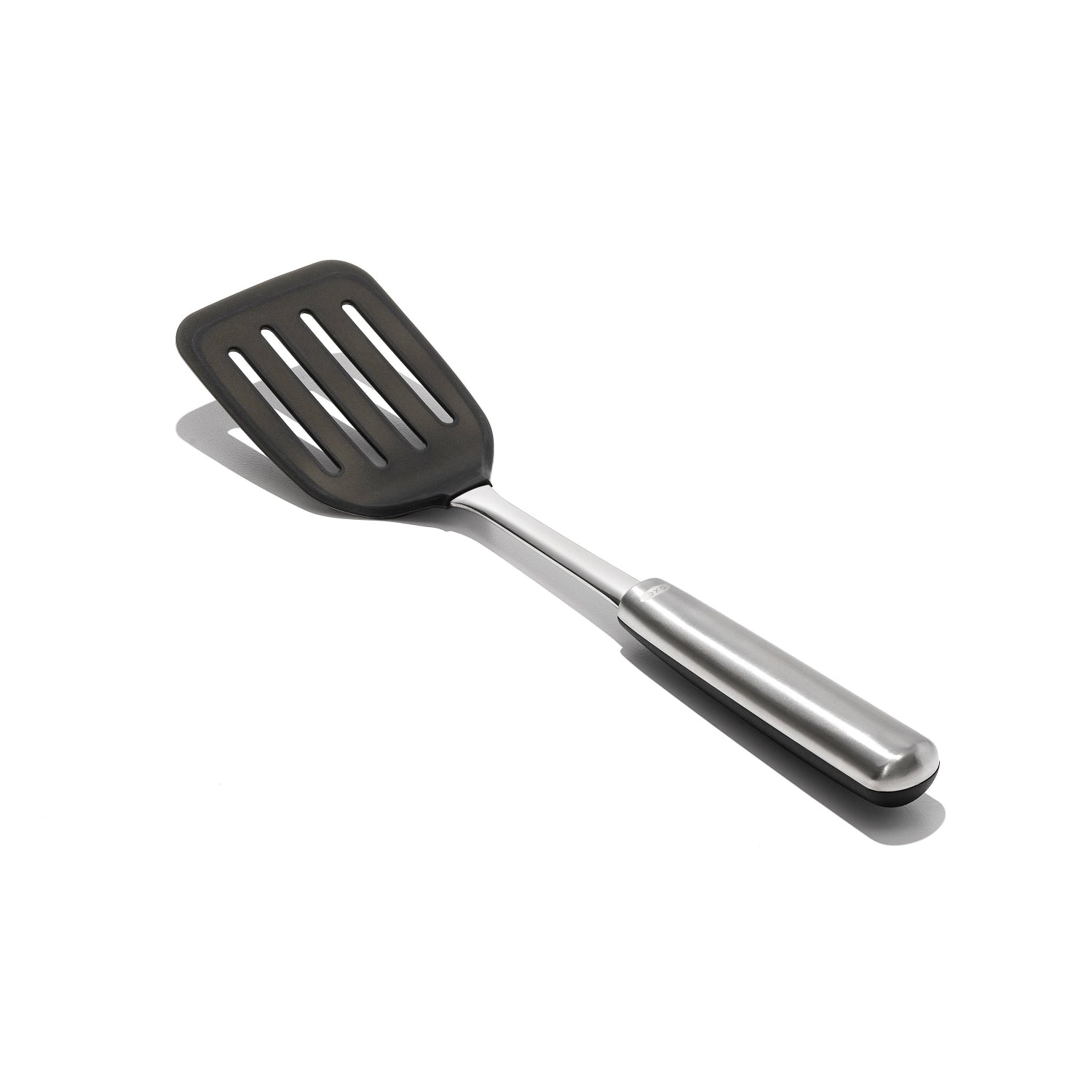 Robuster Pfannenwender aus Silikon von OXO, ideal für die Küche, mit ergonomischem Griff und hitzebeständiger Konstruktion für vielseitige Anwendungen.