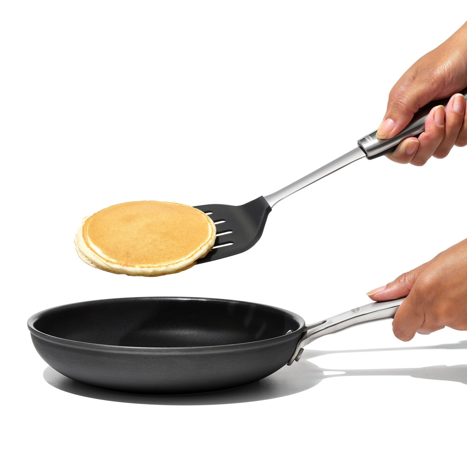 Pfannenwender aus hochwertigem Silikon von OXO, ideal zum Wenden und Servieren von Speisen, ergonomisches Design für einfachen Gebrauch.
