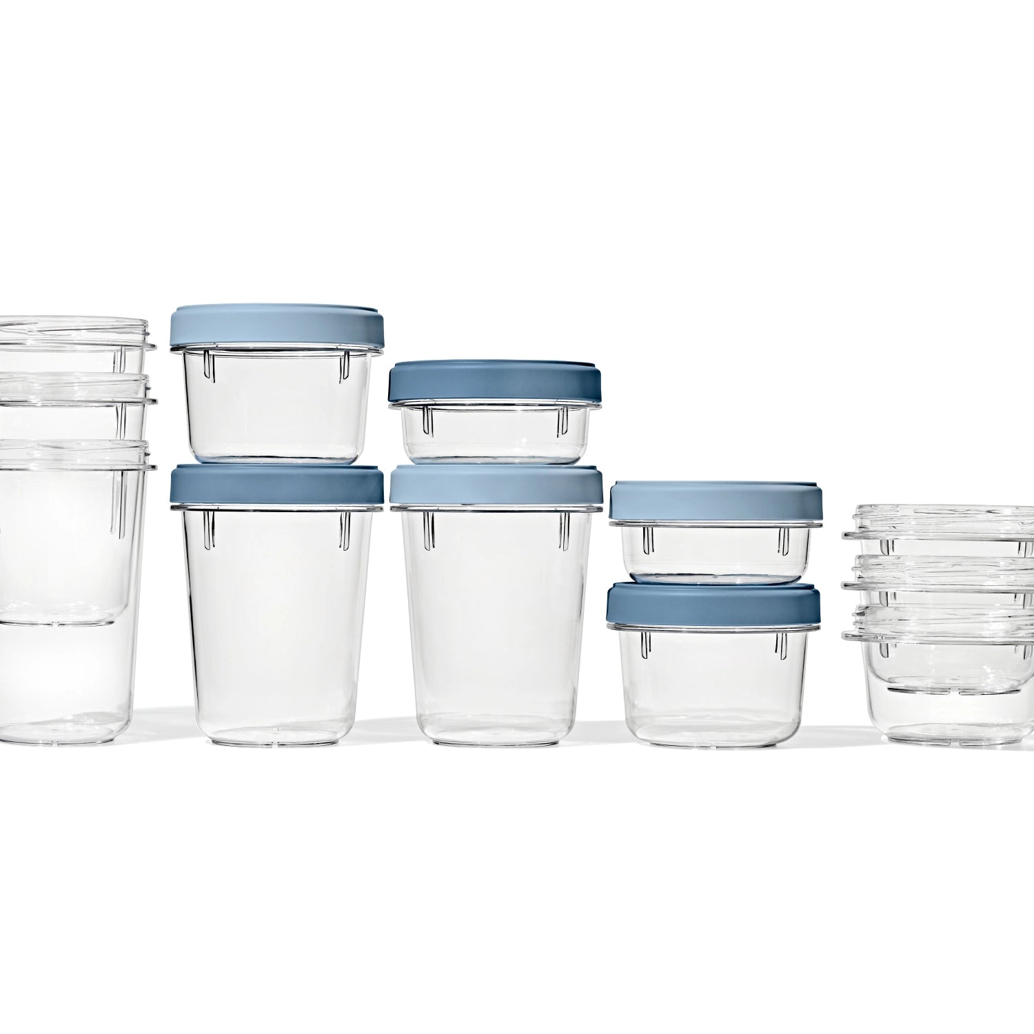 Zwei praktische OXO Good Grips Twist & Stack Aufbewahrungsboxen (550ml) für platzsparende und vielseitige Lebensmittelorganisation in der Küche.