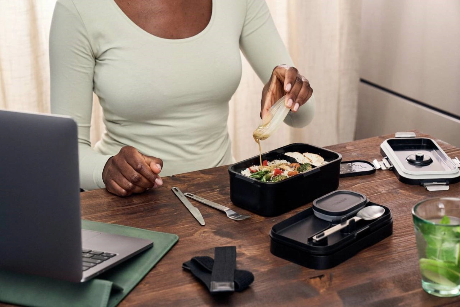 Moderne Vakuum-Lunchbox von Zwilling, perfekt für die sichere und frische Aufbewahrung von Mahlzeiten unterwegs.