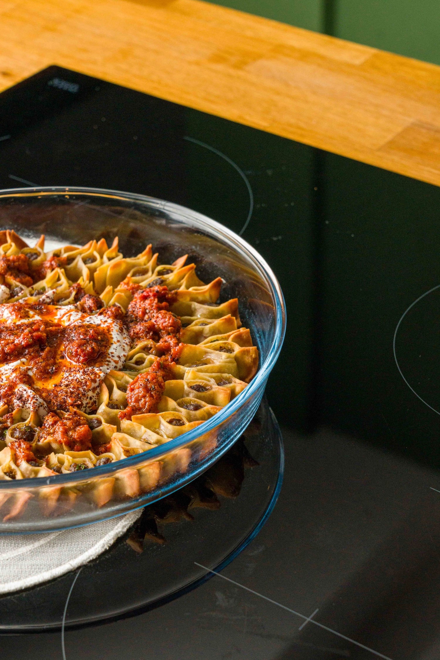 Runde Auflaufform von Borart mit 32 cm Durchmesser, perfekt für die Zubereitung und Präsentation von herzhaften und süßen Gerichten.