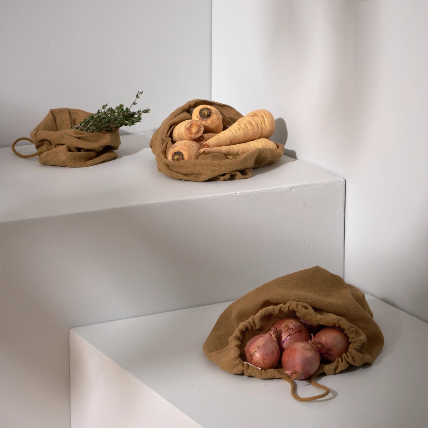 Drei khaki Beutel aus Biobaumwolle im Set von The Organic Company, ideal für umweltfreundliche Aufbewahrung und Einkauf.
