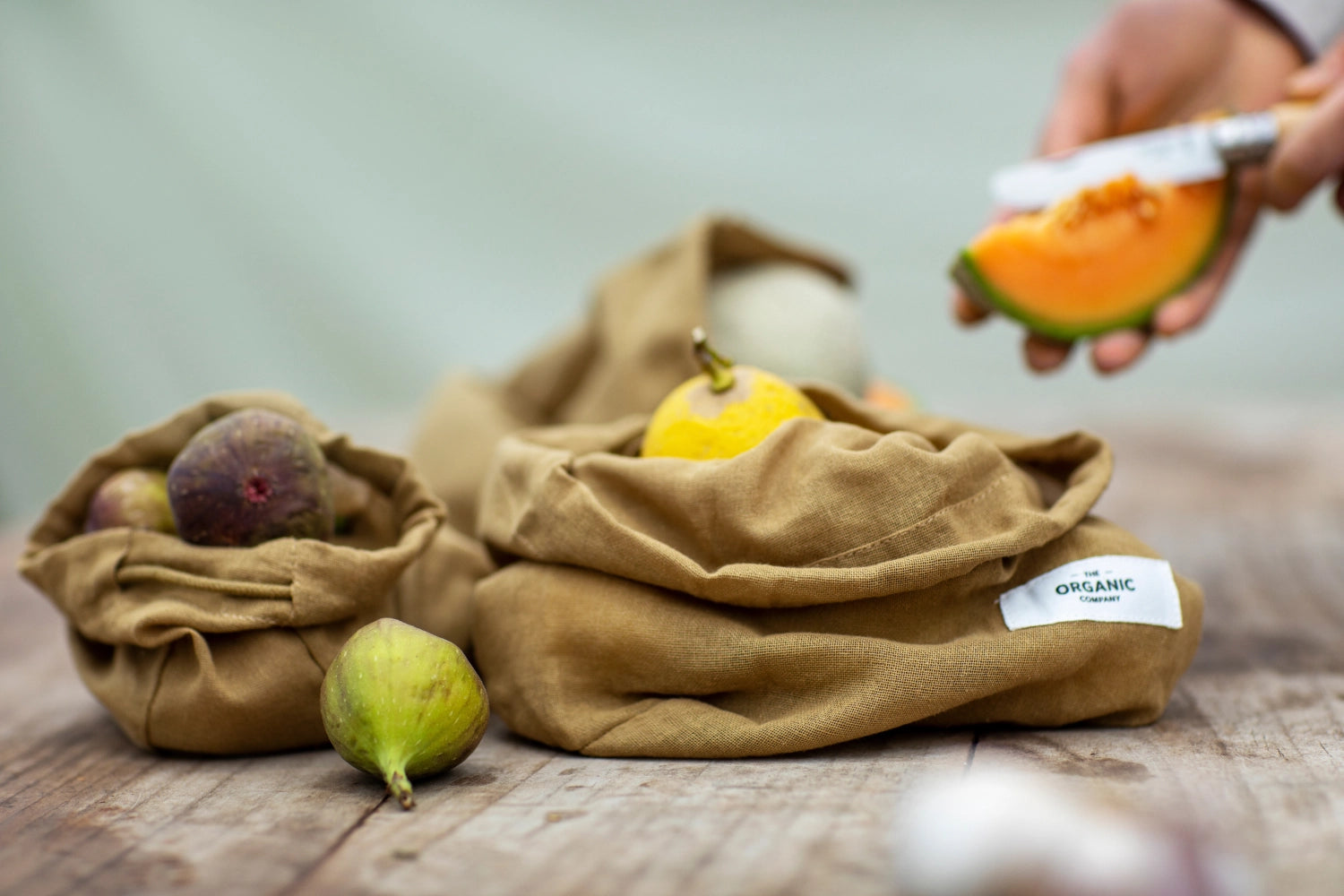 Drei stilvolle khaki Beutel aus Biobaumwolle von The Organic Company, ideal für umweltfreundliche Lagerung und Einkauf.