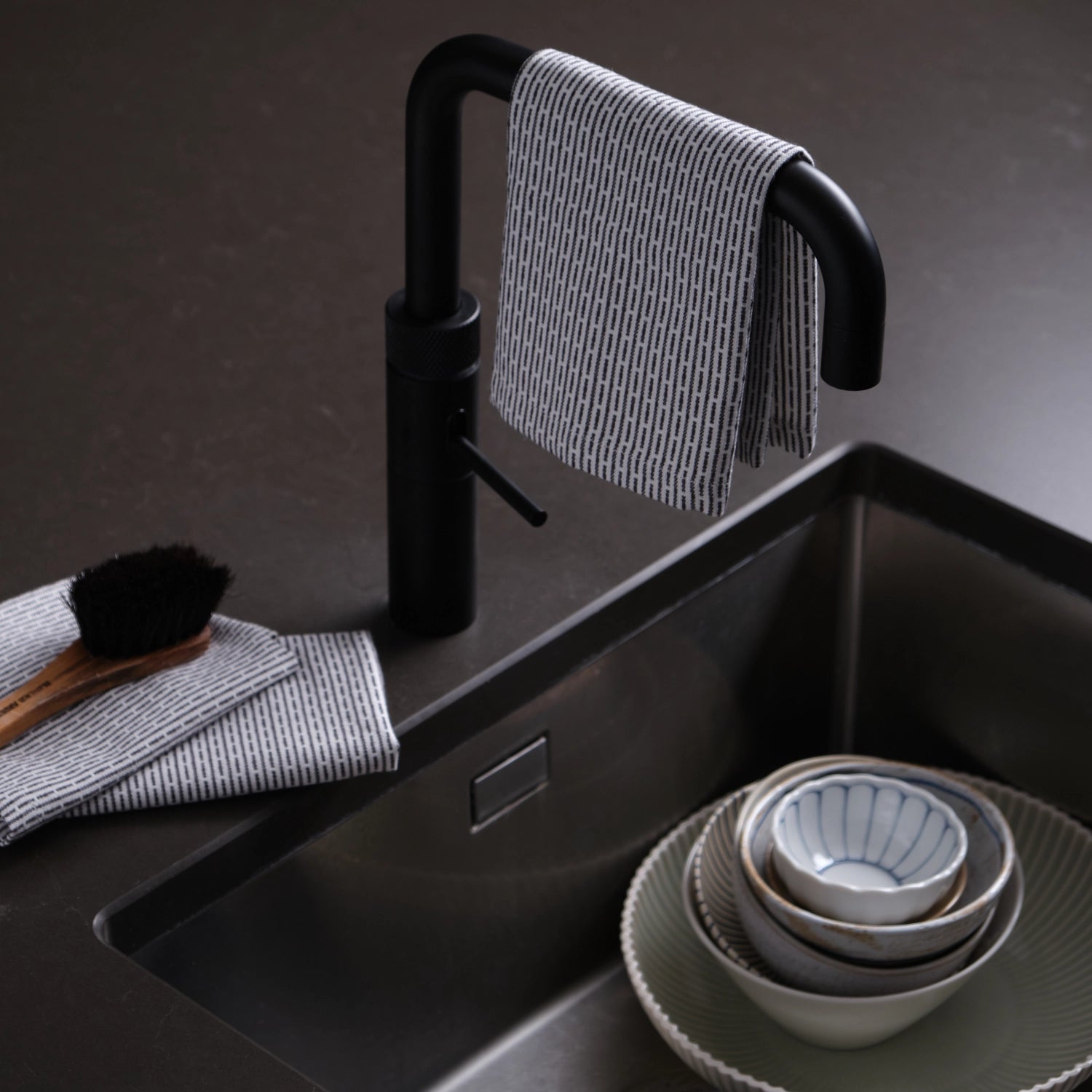 Praktisches 3er Set Geschirrtücher in sanftem morning grey, gefertigt aus hochwertiger Biobaumwolle. Perfekt für umweltbewusste Haushalte. Maße: 30x35cm.
