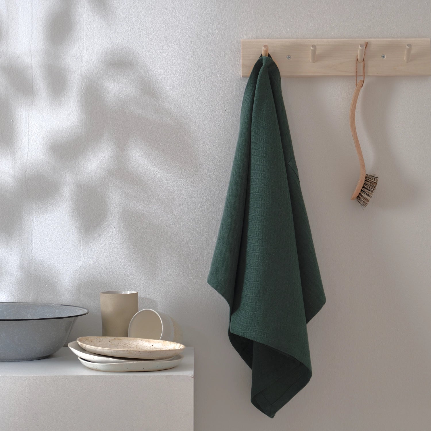 Dunkelgrünes Geschirrtuch aus Biobaumwolle (53x86cm) von The Organic Company, umweltfreundlich und funktional für die Küche.