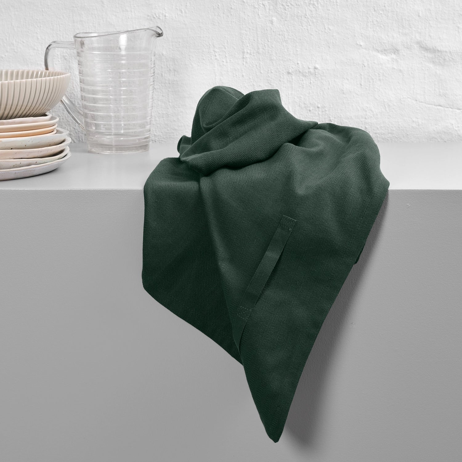 Elegantes Geschirrtuch in dunklem Grün (53x86cm) aus nachhaltiger Biobaumwolle von The Organic Company, ideal für umweltbewusste Küchen.