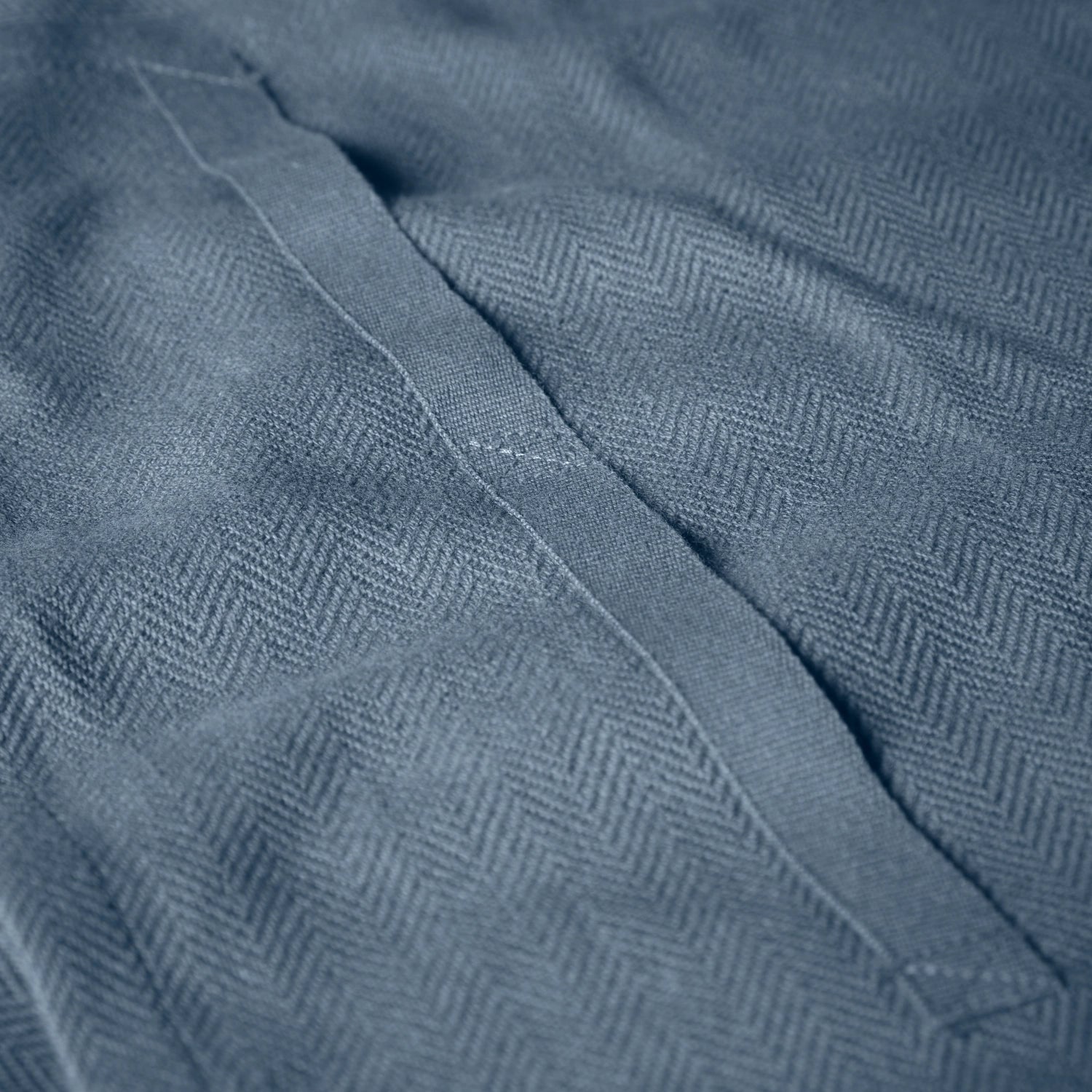 Hochwertiges Geschirrtuch in stilvollem Grau-Blau, gefertigt aus Biobaumwolle, 53x86 cm – ideal für nachhaltige Haushalte.