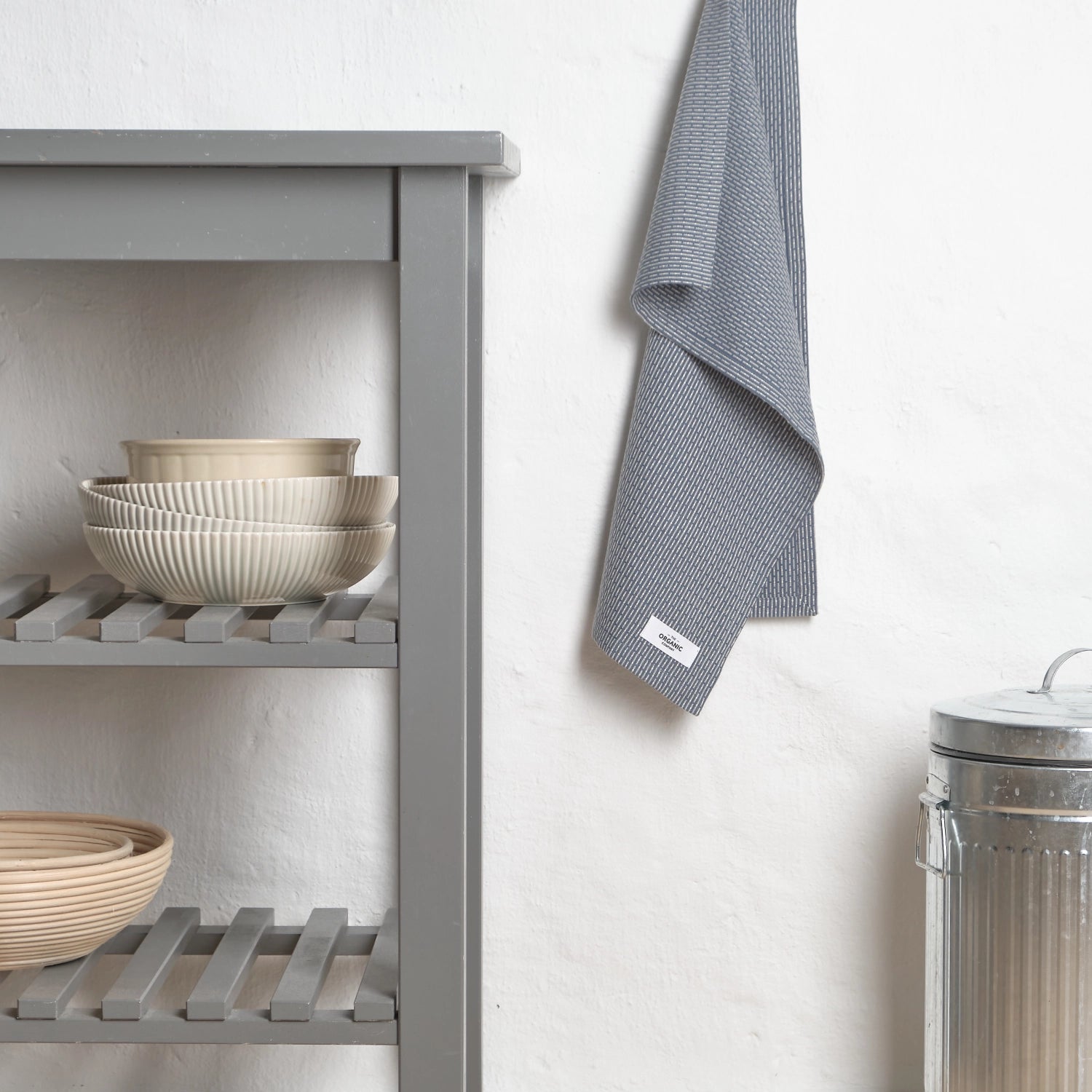 Kleines Geschirrtuch in grau-blau aus Biobaumwolle (35x60cm) von The Organic Company, perfekt für nachhaltige Küchen und umweltbewusste Haushalte.