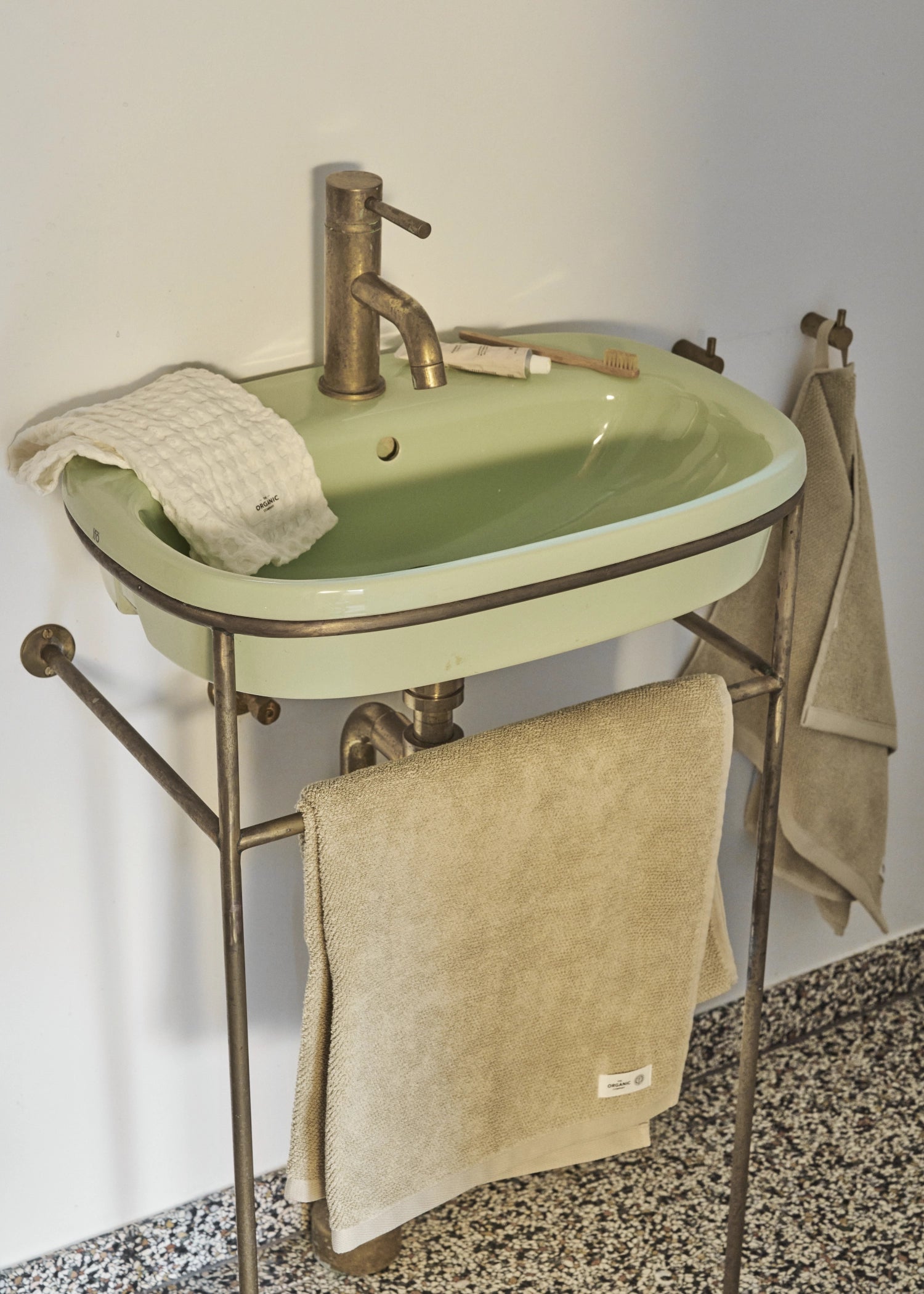 Elegantes Badetuch in natürlichem Steinfarbton, aus 100% Biobaumwolle, 70x140cm, ideal für nachhaltige Wellness und modernes Badezimmerdesign.