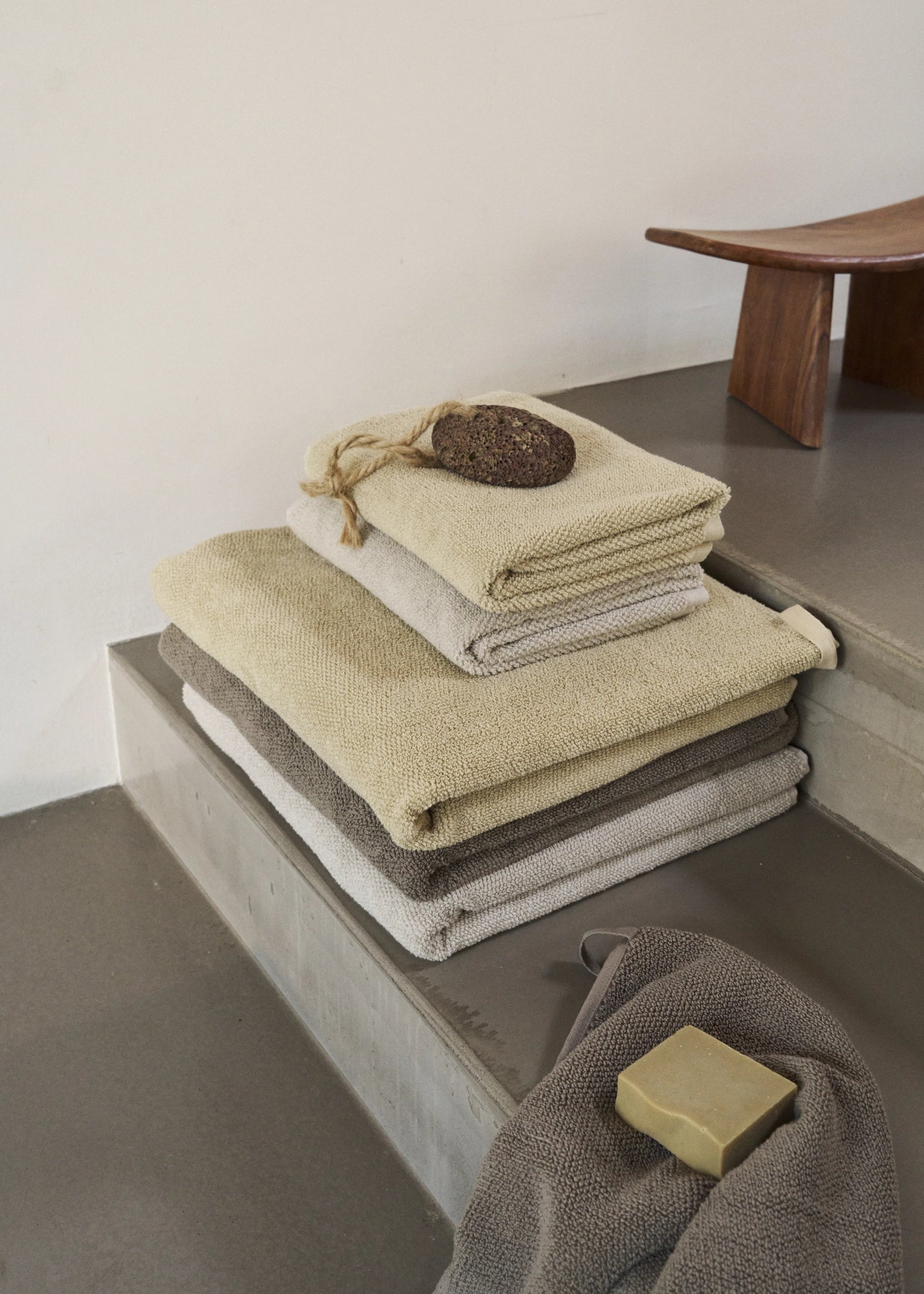 Elegantes Badetuch in natürlichem Steinfarbton, aus 100% Biobaumwolle, 70x140cm, ideal für nachhaltige Wellness und modernes Badezimmerdesign.