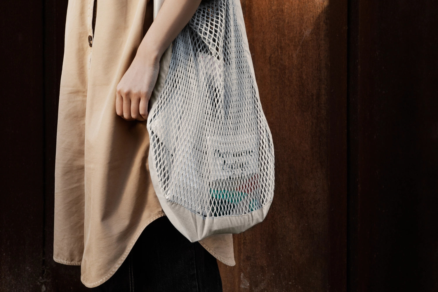 Moderne Netztasche aus hochwertiger Biobaumwolle in elegantem Steinfarbton, perfekt für nachhaltige Einkäufe und umweltfreundlichen Alltag.