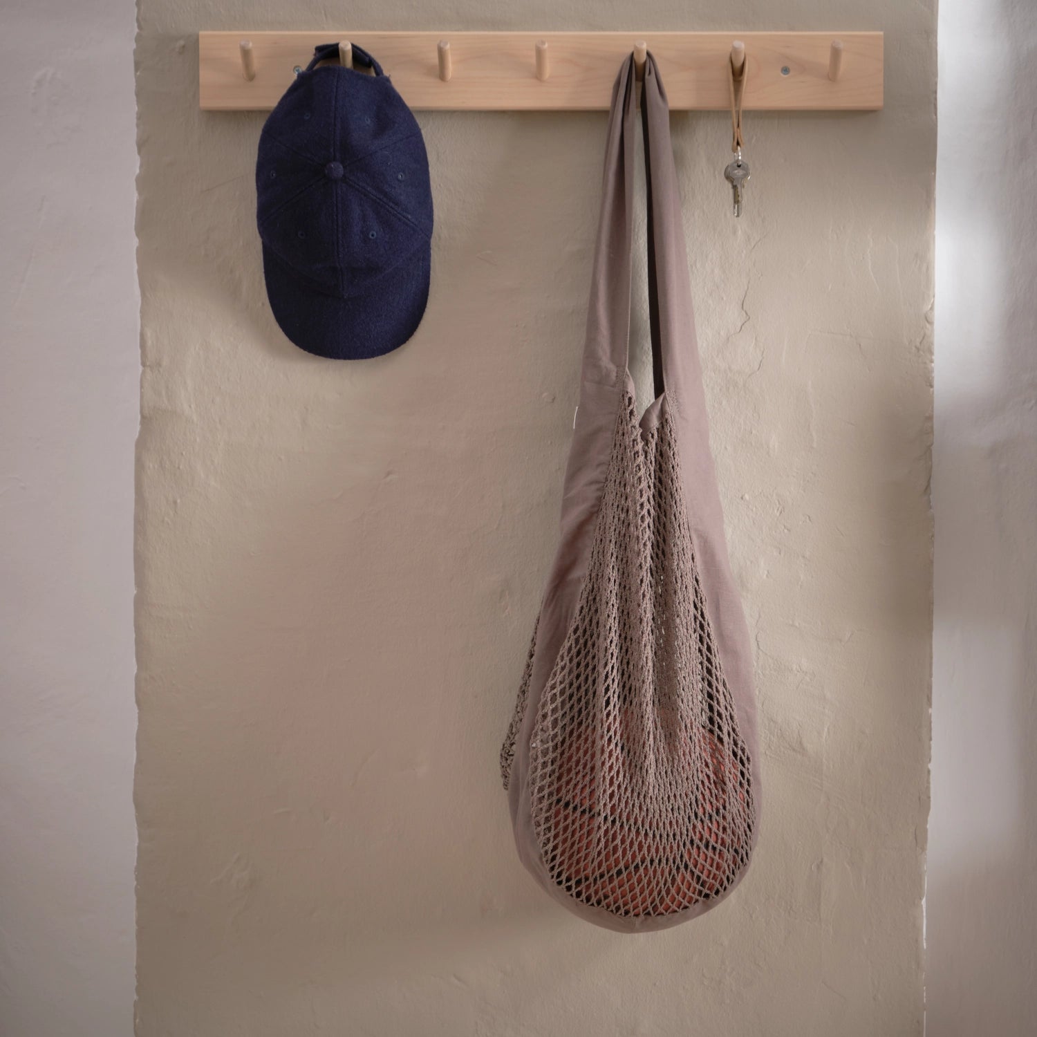 Elegante Netz Schultertasche in Clay aus Biobaumwolle, 44x15x45cm, ideal für umweltbewusste Fashion-Liebhaber und den täglichen Gebrauch.