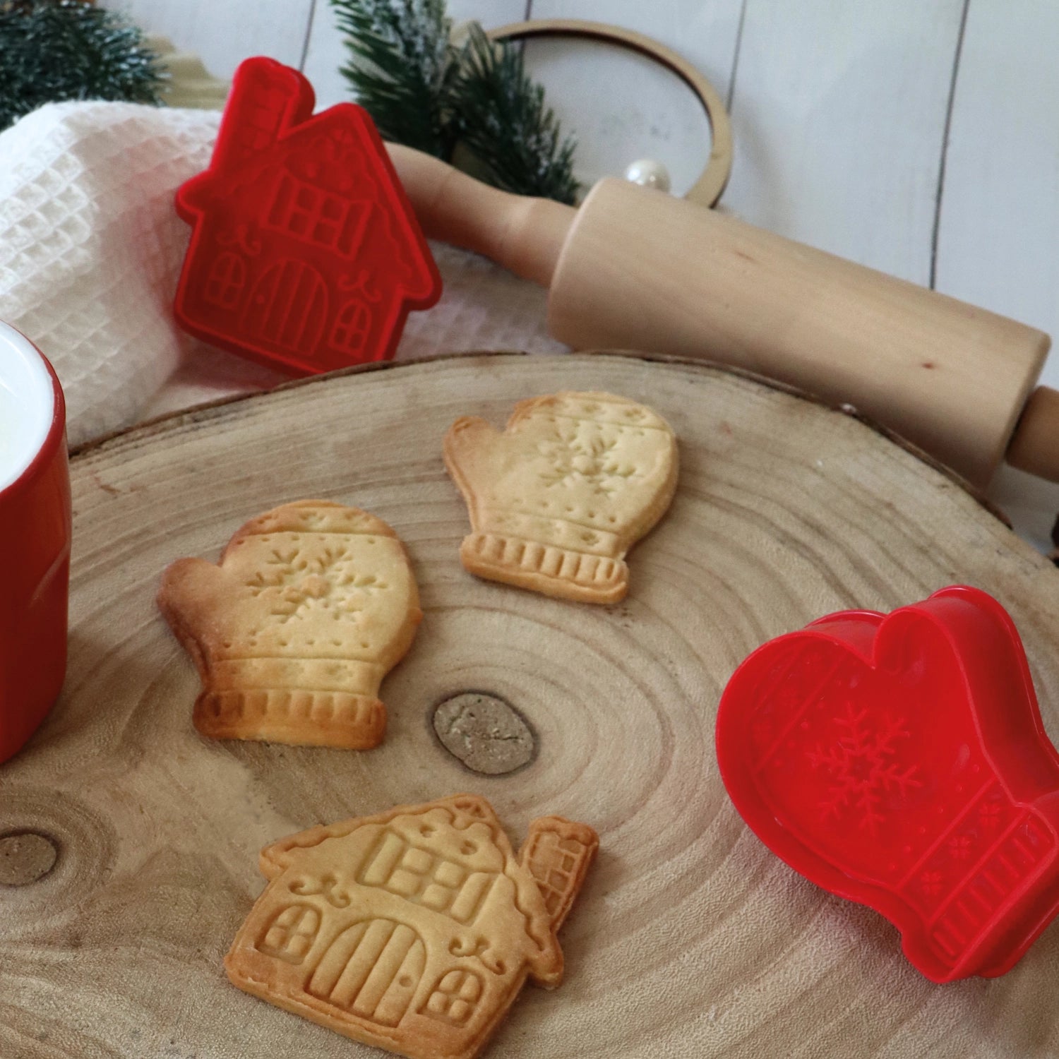 Zwei rote Ausstechformen in Weihnachtsmotiven, perfekt zum Ausstechen von Plätzchen für die festliche Saison und kreative Backideen.