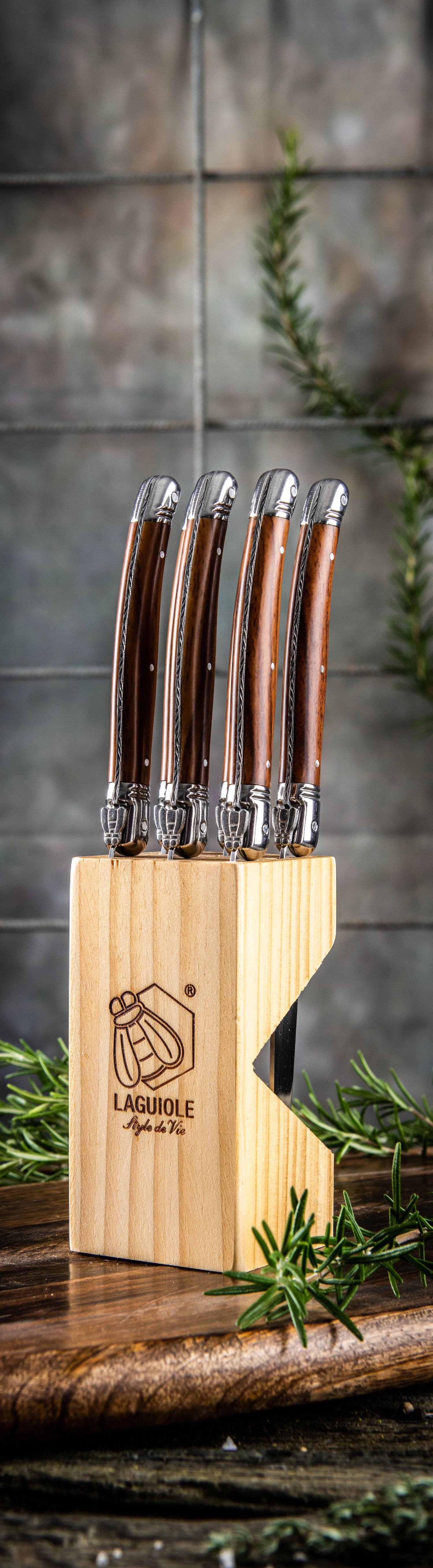 Hochwertiges Steakmesser der Premium Line von Laguiole Style de Vie, ausgestattet mit einer 1.8mm Klinge und einem edlen Holzgriff für präzises Schneiden.