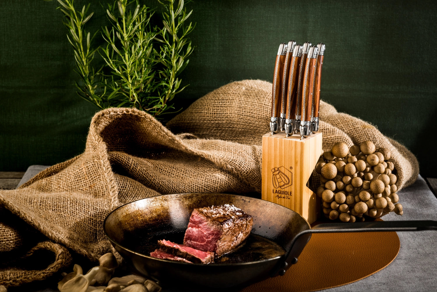 Hochwertiges Premium Line Steakmesser von Laguiole Style de Vie mit 1.8mm Klinge und edlem Holzgriff, ideal für Steakliebhaber.