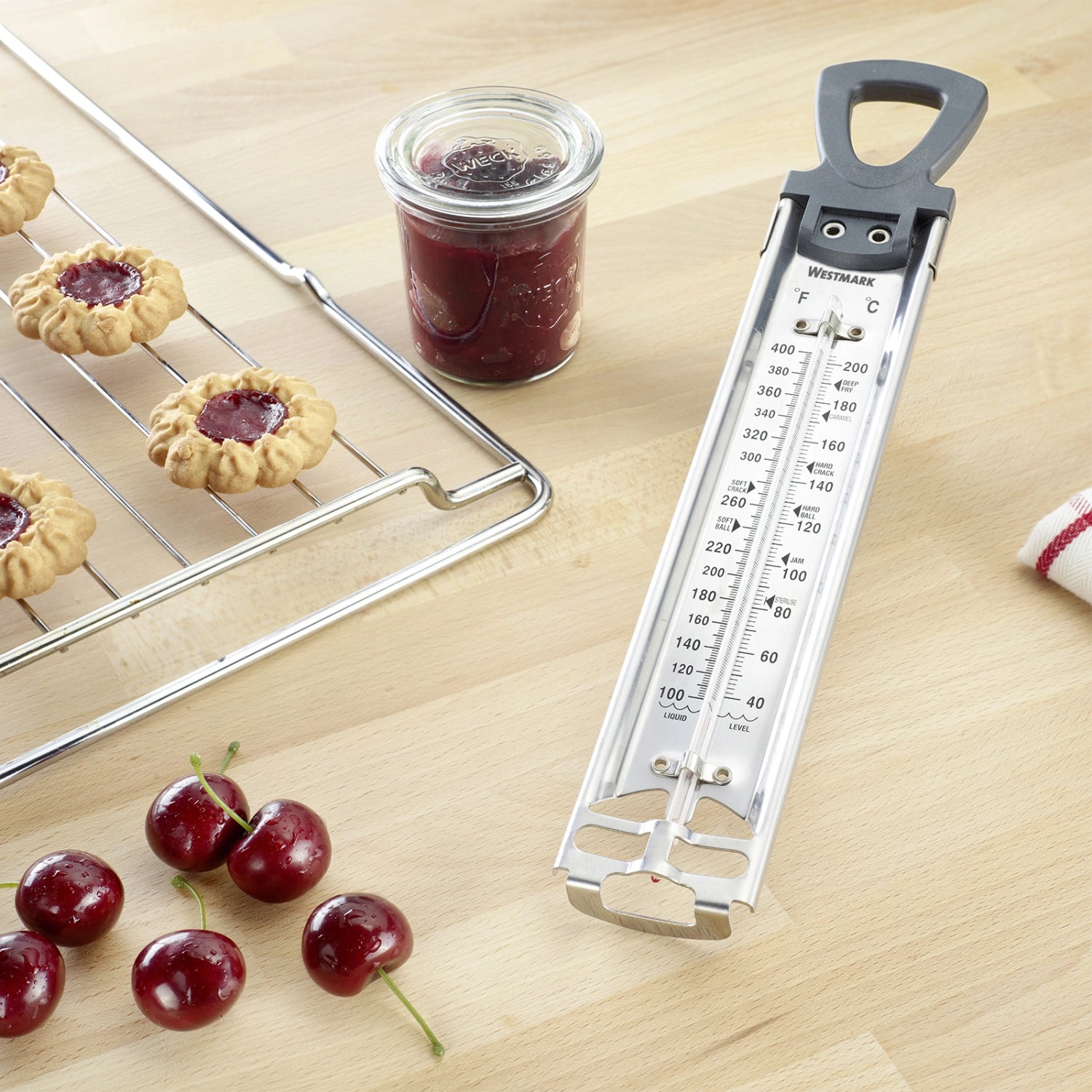 Präzises Zuckerthermometer von Westmark, perfekt für Süßwarenherstellung, mit gut ablesbarer Skala und robuster Konstruktion für zuverlässige Messungen.