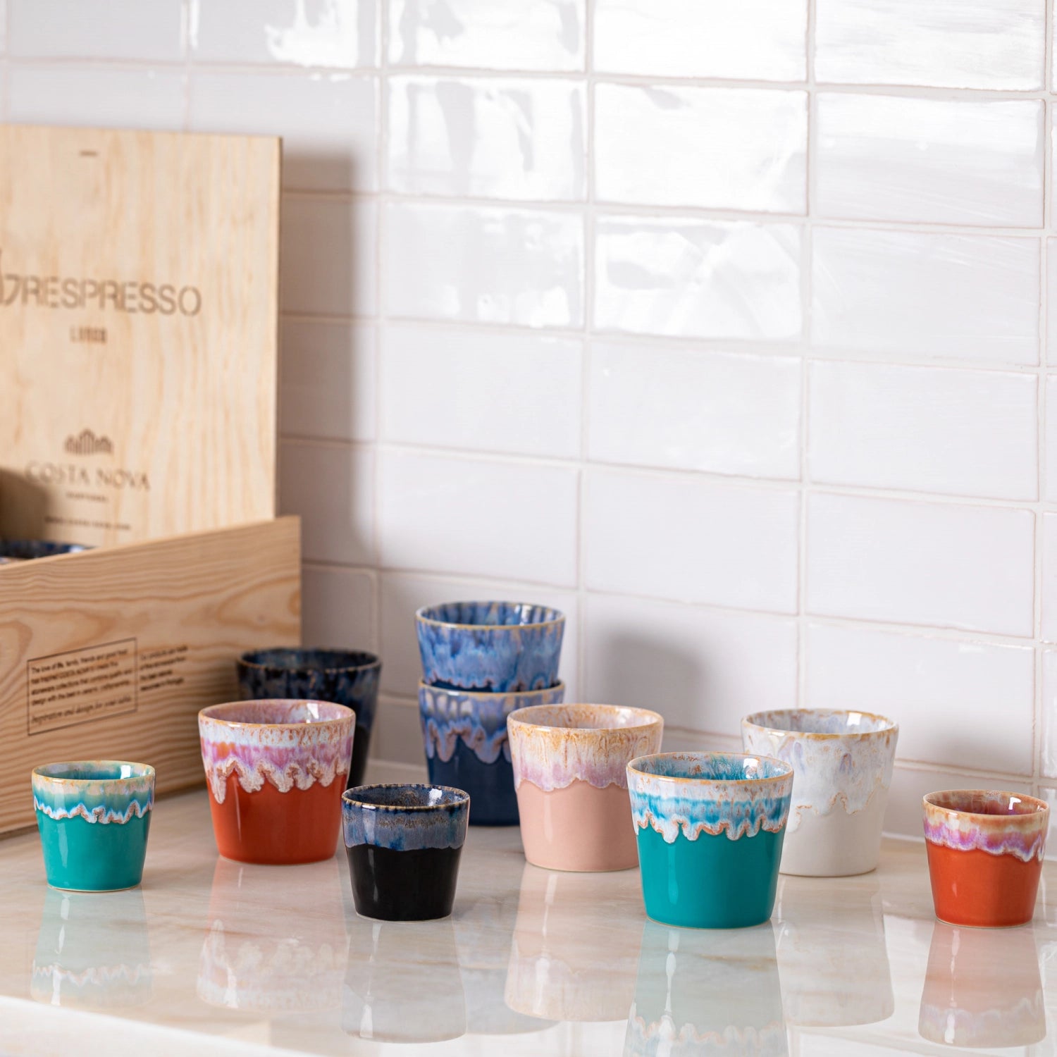 Hochwertiges 40-teiliges Espressotassen-Set in einer edlen Holzbox, perfekt für stilvolle Kaffeepausen und als Geschenk für Genießer.