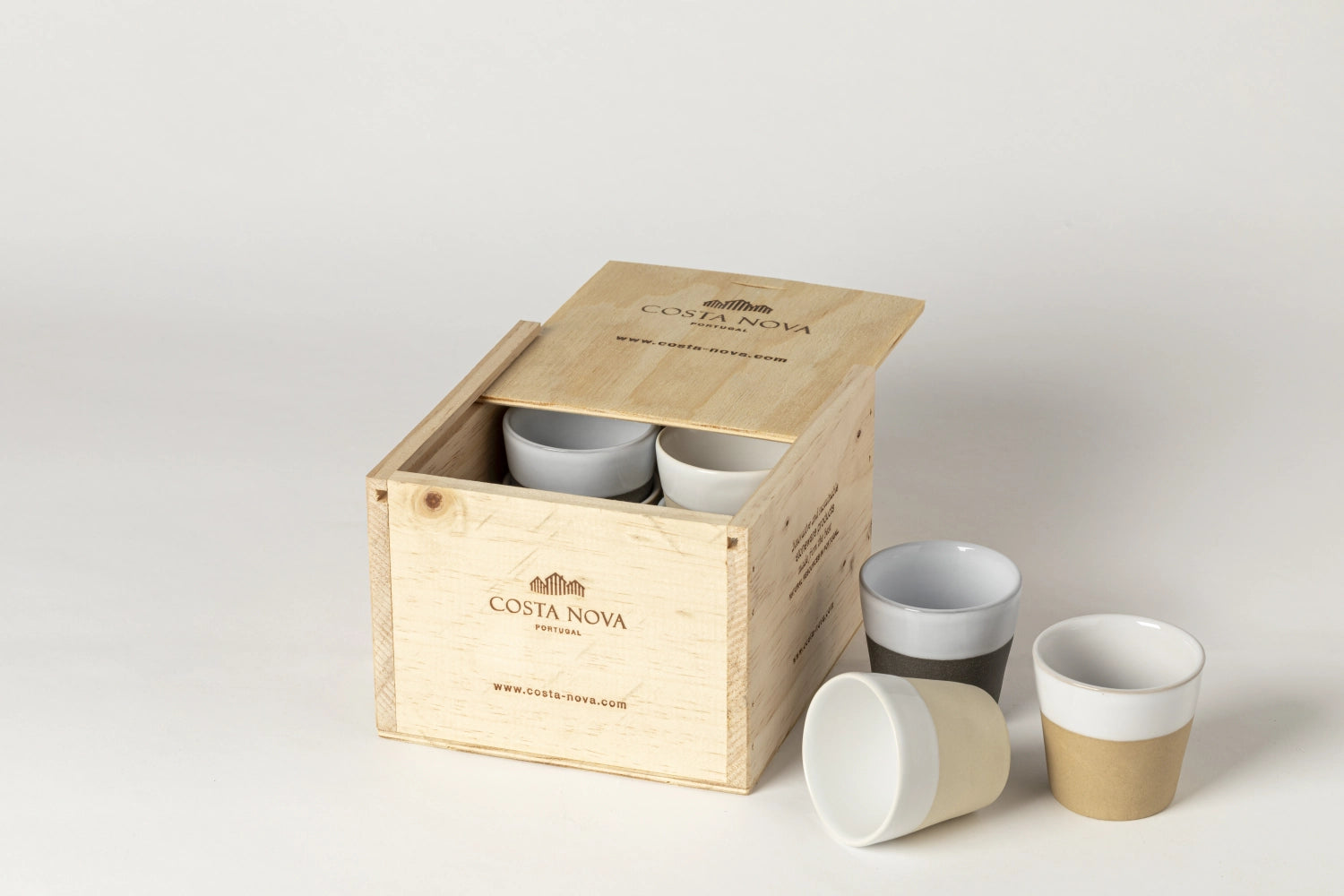 Buntes 8er Set Espressotassen (70ml) in Geschenkbox von Costa Nova, ideal für Kaffeeliebhaber und stilvolle Anlässe.