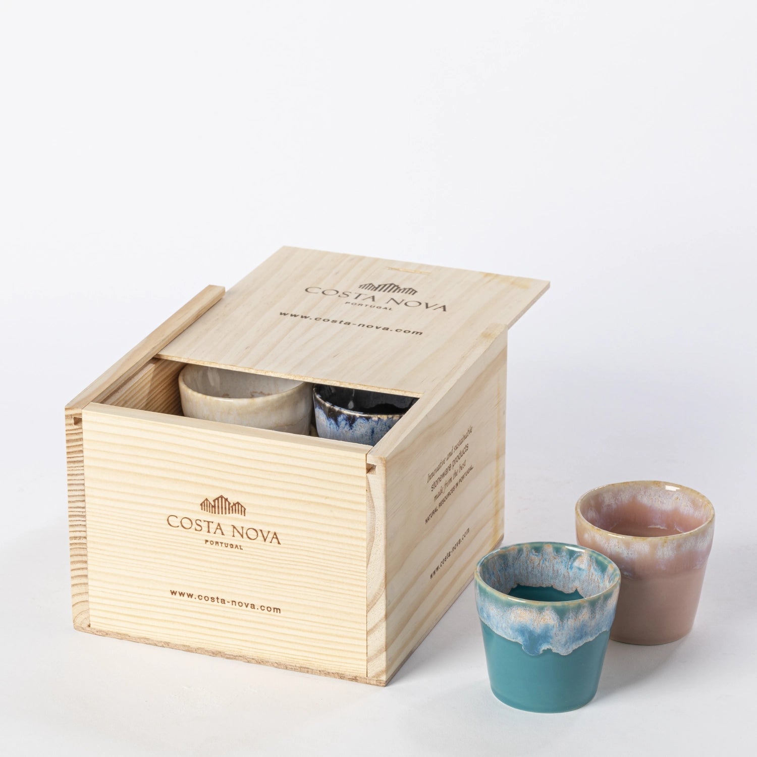 Buntes 8er Set Espressotassen (70ml) in Geschenkbox von Costa Nova, ideal für Kaffeeliebhaber und stilvolle Anlässe.