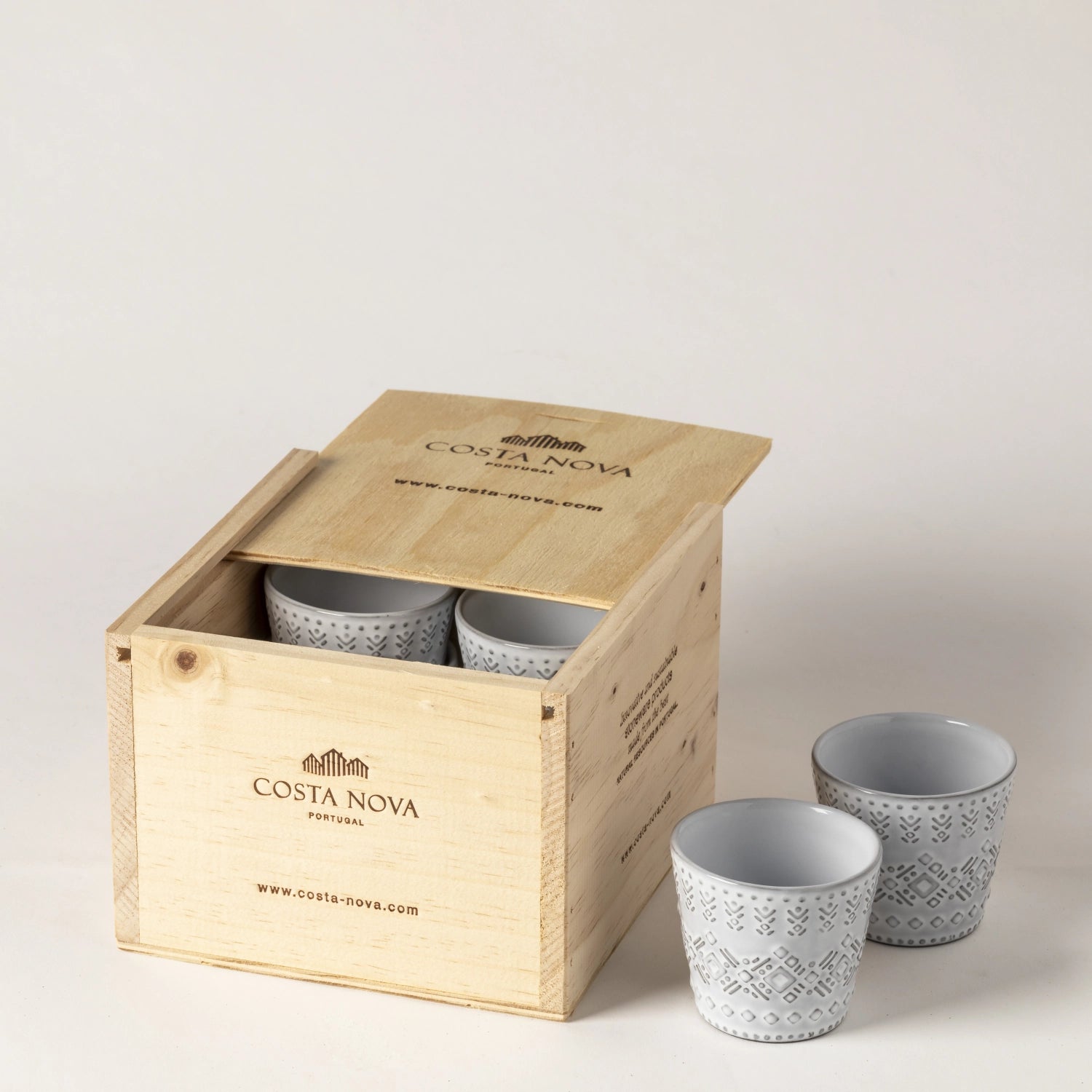 Elegantes 8er Set Espressotassen in Weiß, ideal für Kaffeeliebhaber. Hochwertige Verarbeitung von Costa Nova, perfekt als Geschenk.