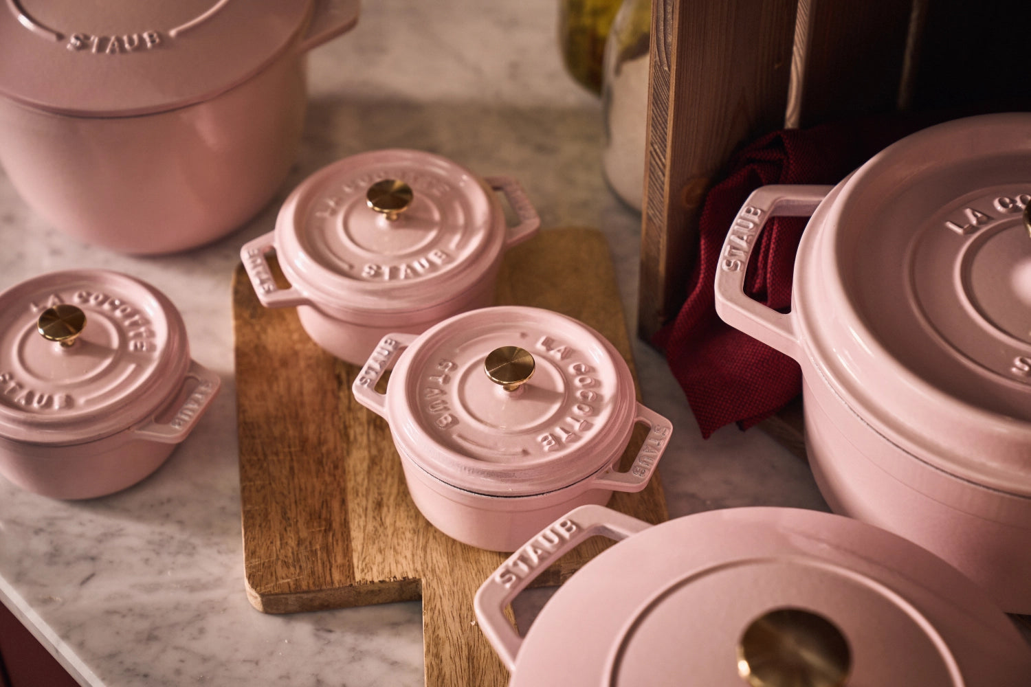 Elegante runde Cocotte in zartem Sorbet Rose, 28 cm, aus robustem Gusseisen, perfekt für köstliche Speisen und ansprechende Servierideen.
