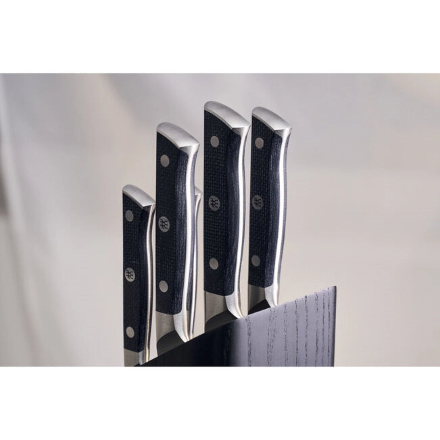 Farbenfroher 6-teiliger Messerblock von Zwilling, perfekt für die moderne Küche, vereint Funktionalität und ansprechendes Design.