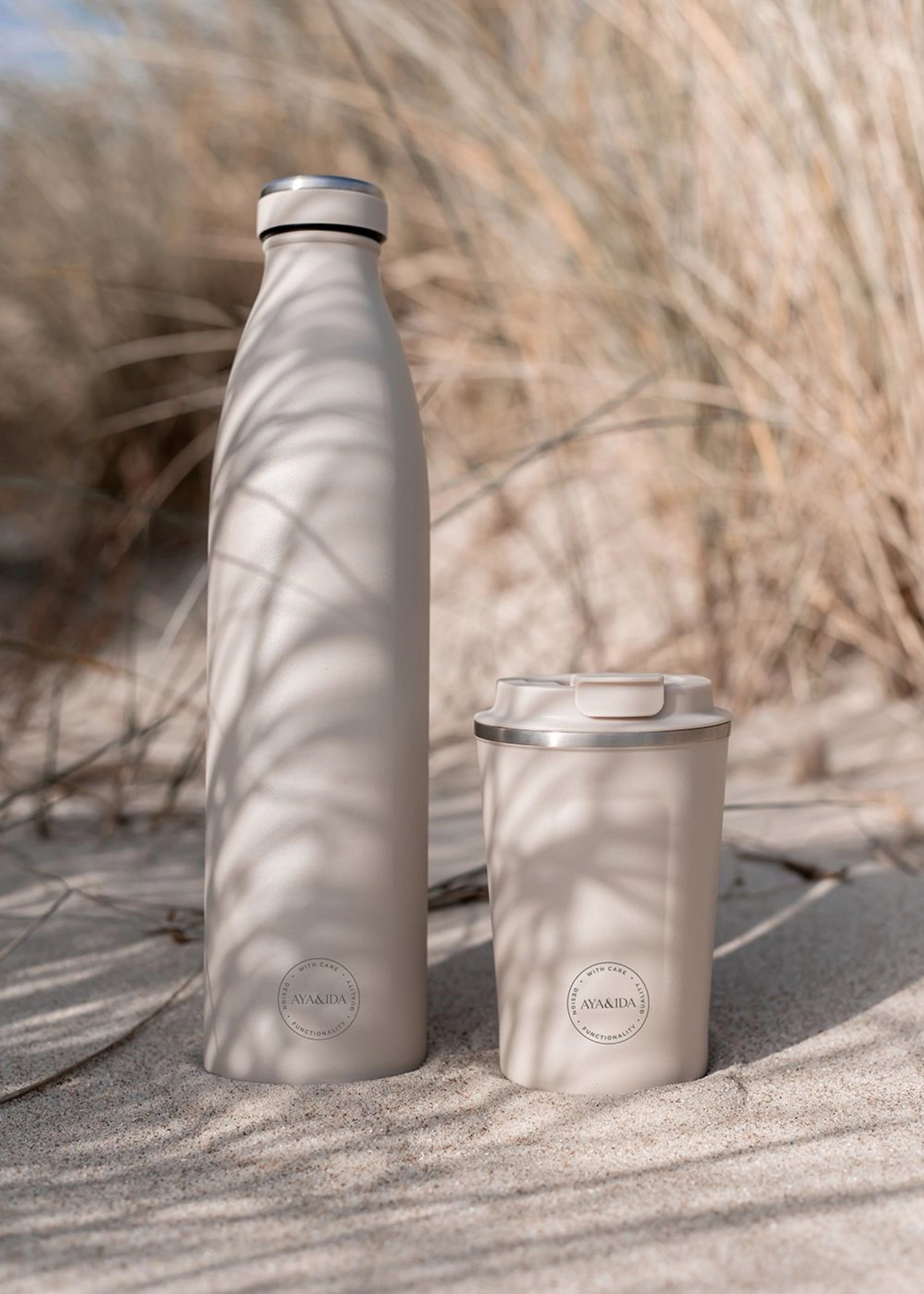 Stylischer CUP2GO Becher in Cream Beige, 380ml, ideal für unterwegs. Perfekte Thermosflasche von AYA&IDA für heiße und kalte Getränke.