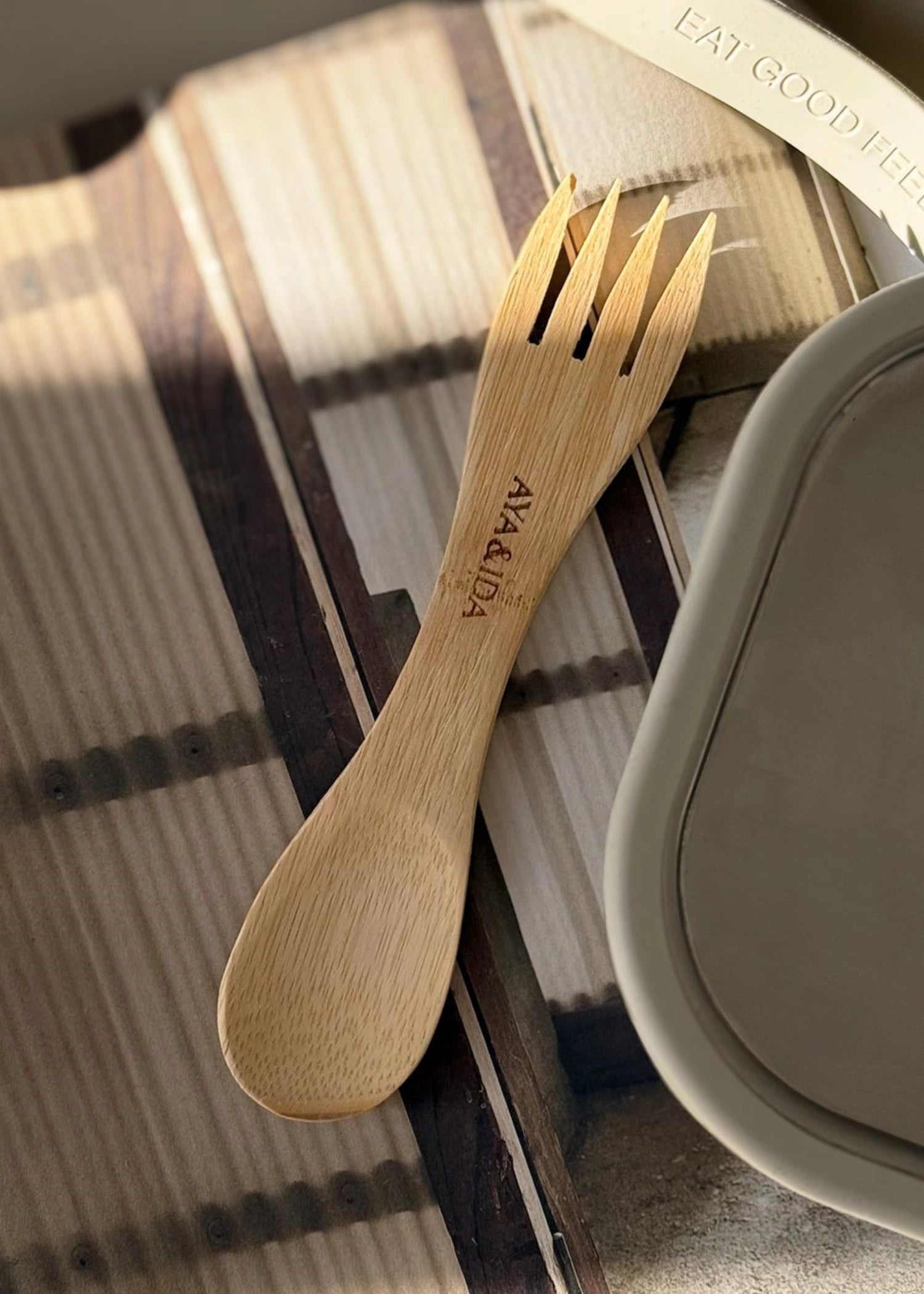 Nachhaltiger Spork aus Bambus in Beige, ideal für Camping und Outdoor-Aktivitäten. Praktisches Besteck von AYA&IDA für umweltbewusste Genießer.