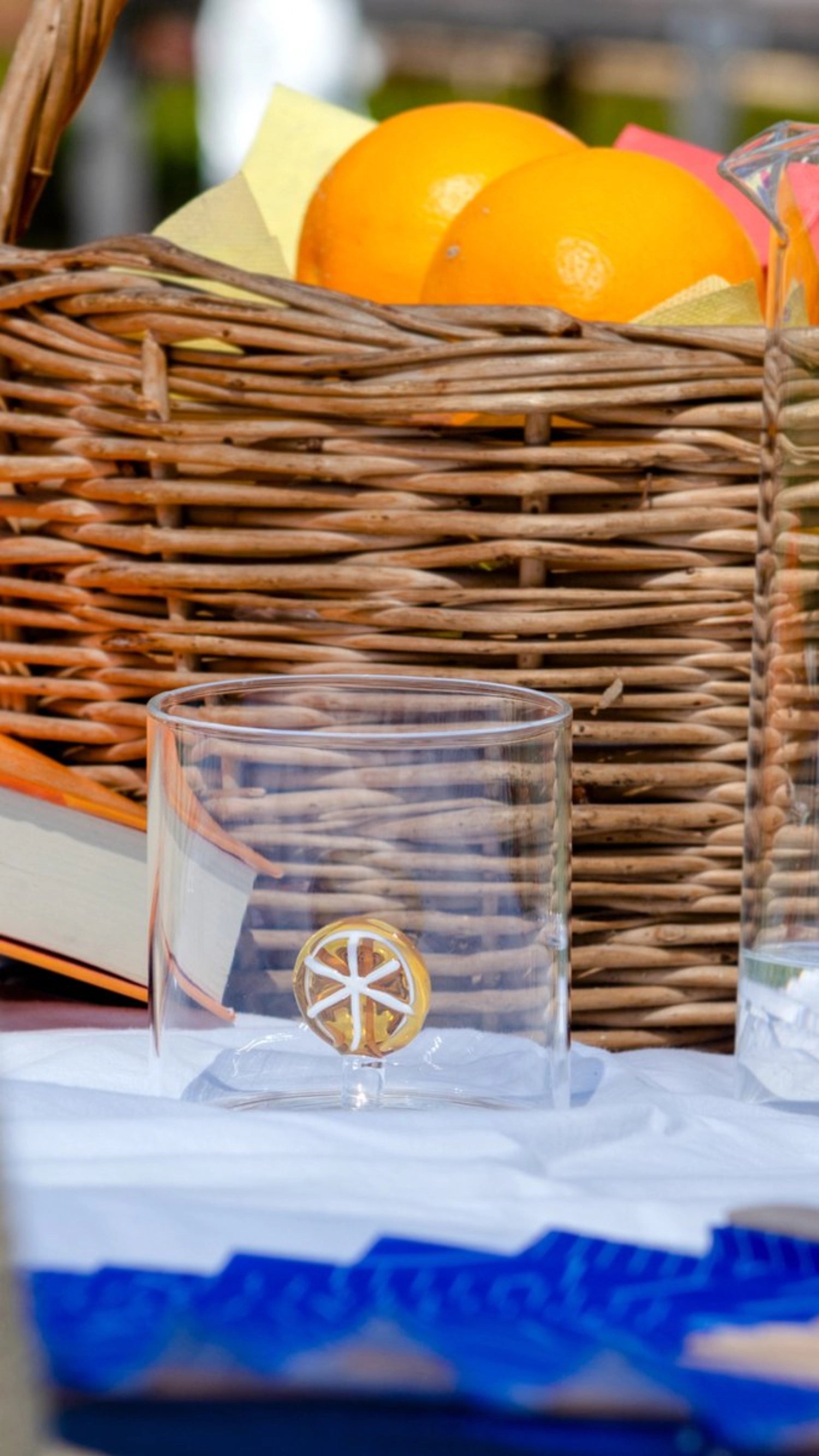 Elegantes 250ml Trinkglas aus robustem Borosilikatglas in leuchtendem Orange, ideal für stilvolles Trinken und vielseitige Anwendungen.