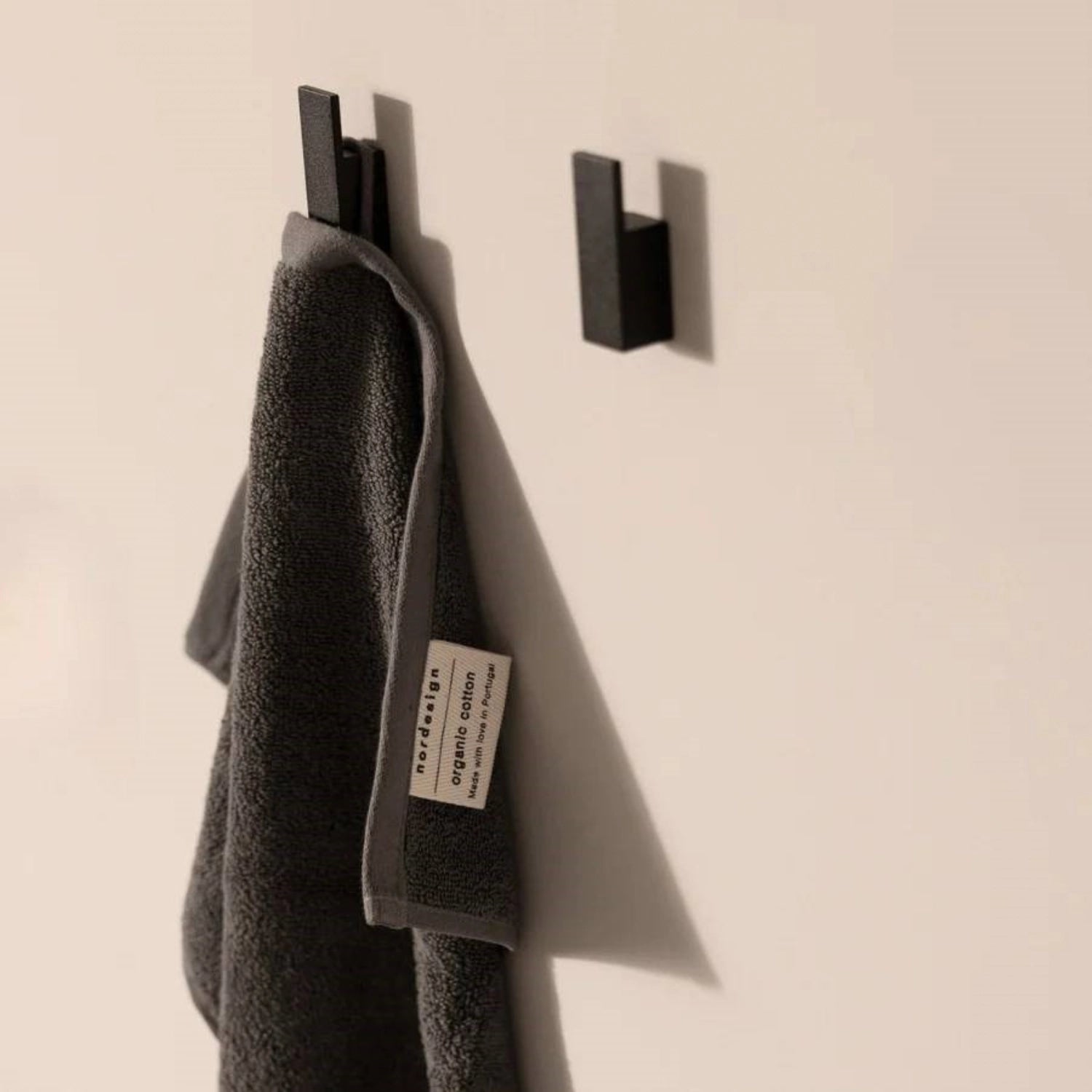 Dunkelgraues Handtuch 50x100cm von Nordesign, ideal für Badezimmer und Wellness, weich und saugfähig, stilvolles Design für jeden Raum.