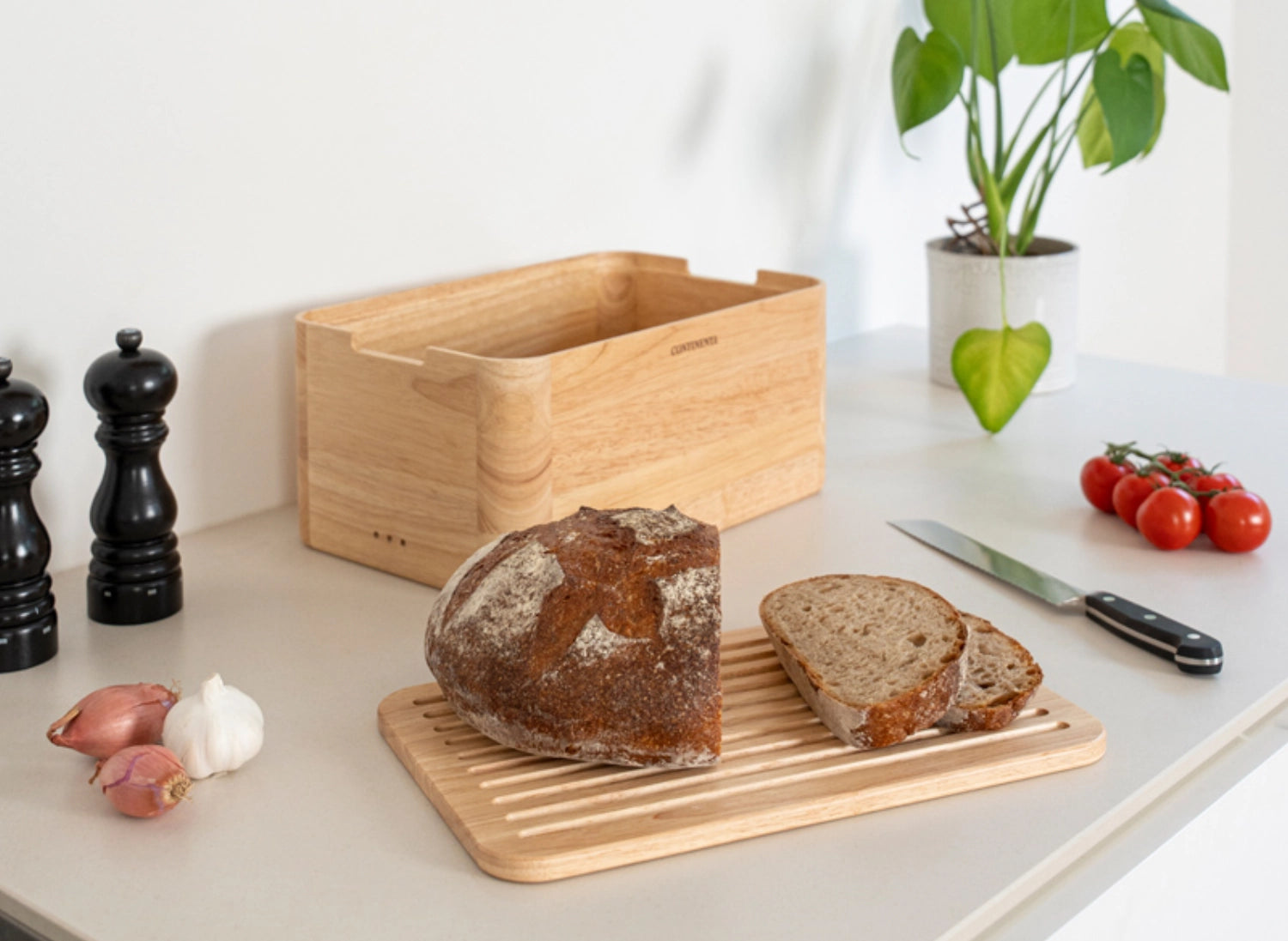 Stilvoller Brotkasten aus Gummibaumholz in edlem Braun, perfekt für die frische Aufbewahrung von Backwaren. Praktisch und dekorativ zugleich.
