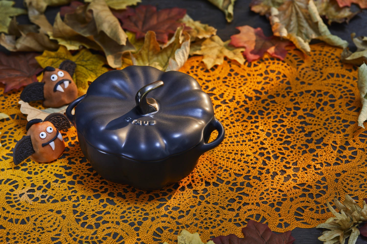 Elegante schwarze Cocotte in Kürbisform, 12 cm, aus hochwertiger Keramik mit 0,5 l Volumen. Ideal für stilvolles Kochen und Servieren.