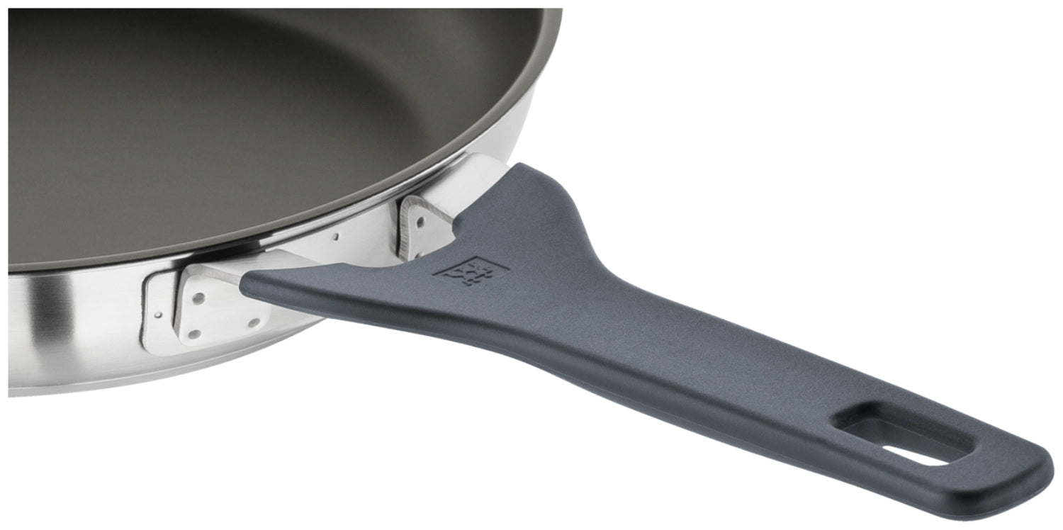 Elegante 28 cm Bratpfanne in grauer Steinoptik von Zwilling, ideal für gesundes Braten und Kochen. Hochwertige Antihaftbeschichtung.