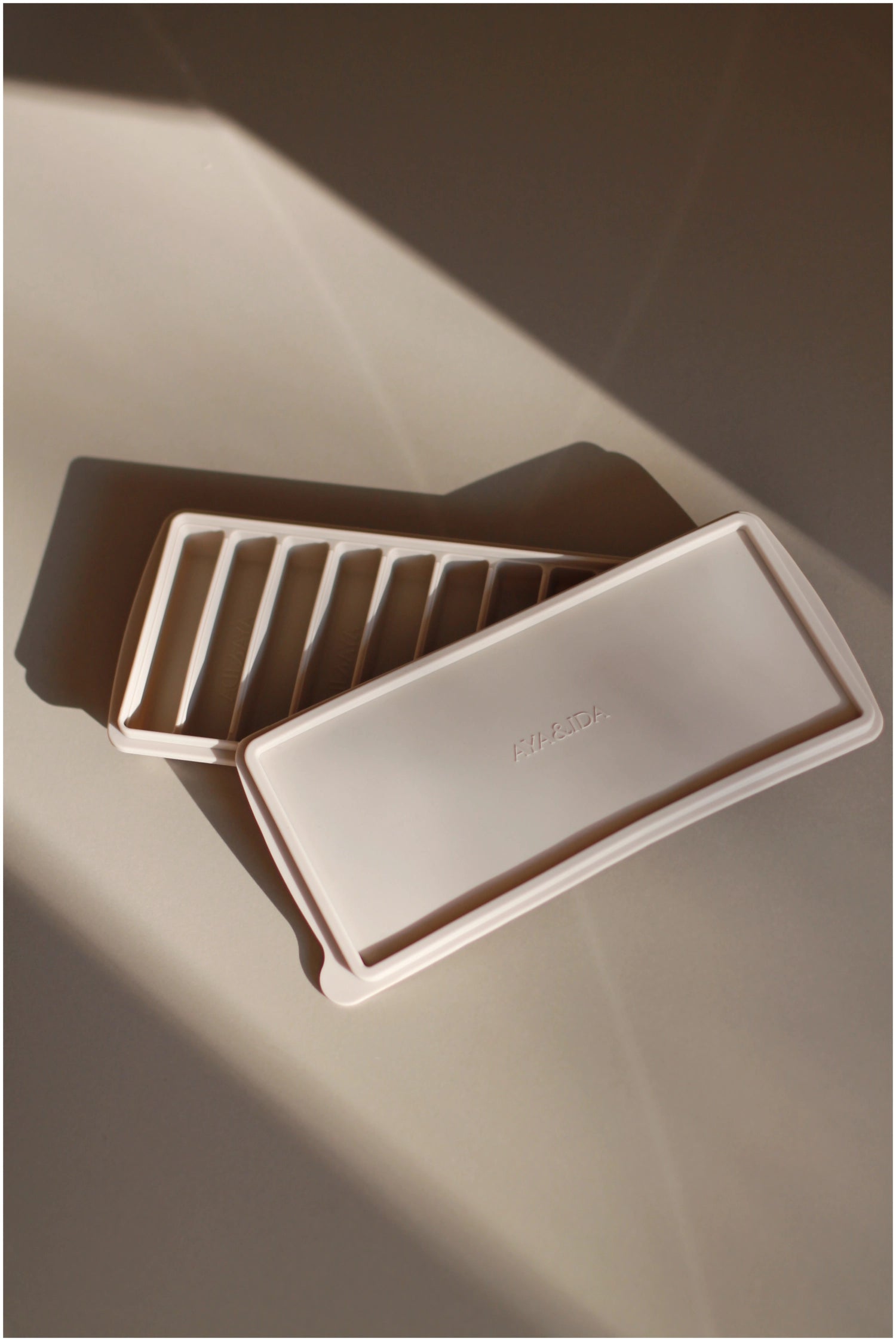 Eiswürfelbehälter Cream Beige in Beige präsentiert im Onlineshop von KAQTU Design AG. Eiswürfelform ist von AYA&IDA