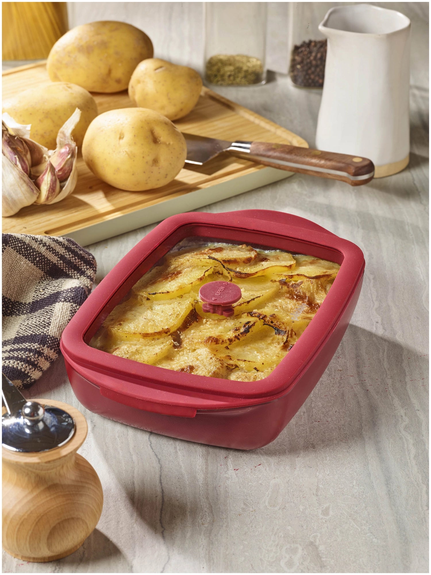 Vielseitige Auflaufform in Kirschrot mit passendem Frischhaltedeckel, perfekt für die Zubereitung und Lagerung von köstlichen Speisen, 0.8l.