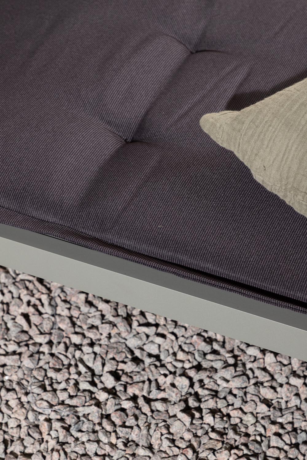 Kissen für Sonnenliege in Dunkelgrau präsentiert im Onlineshop von KAQTU Design AG. Outdoor-Accessoire ist von Venture Home