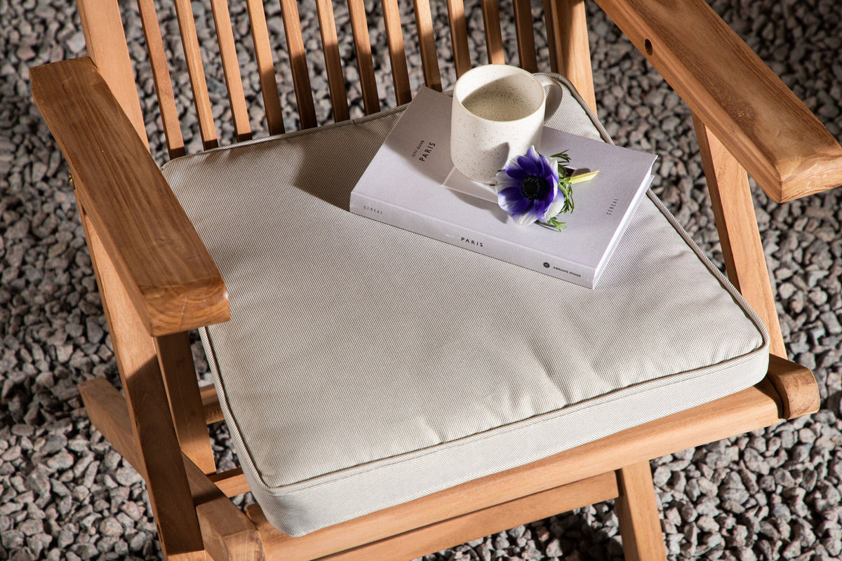 Beiges Sitzkissen Nairobi von Venture Home aus 100 % Polyester mit seitlichen Kordeln, rechteckige Form, 37 x 43 cm.