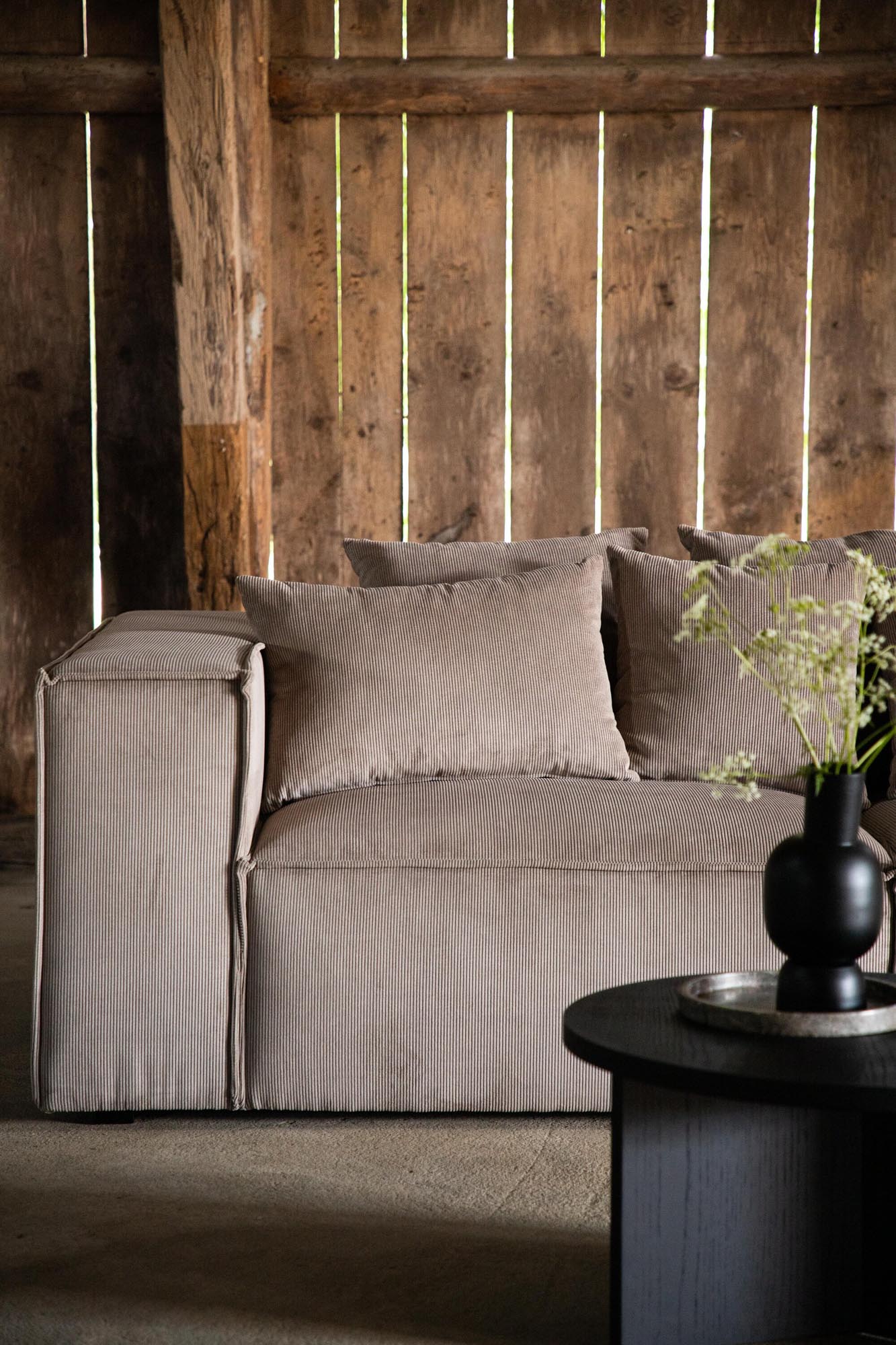 Entdecken Sie das Gillholmen Sofa von Vind – ein stilvolles 3er Sofa, das Komfort und zeitloses Design für Ihr Wohnzimmer vereint.