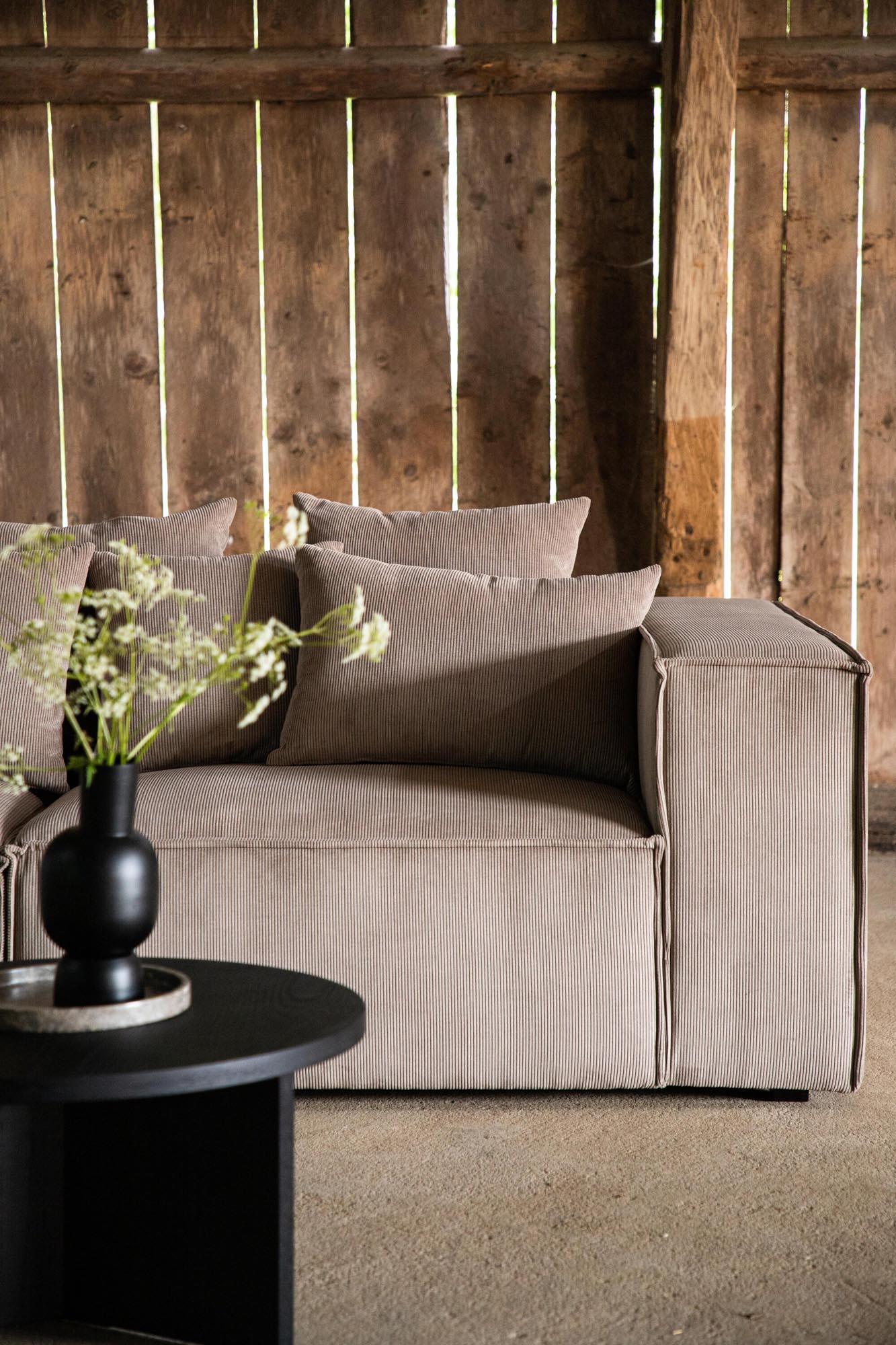 Gillholmen Sofa von Vind: Zeitloses Design für stilvolle Räume.